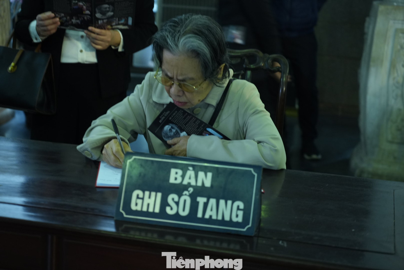 Nhà văn Lê Phương Liên ghi lời tiễn biệt nhà thơ, dịch giả Dương Tường. Đối với nữ nhà văn, dịch giả Dương Tường là trí thức mà mọi người luôn ngưỡng mộ và sẽ nhớ mãi. "Cầu mong ông thanh thản nơi vĩnh hằng cực lạc", nhà văn Lê Phương Liên viết. Ảnh: TRỌNG QUÂN.