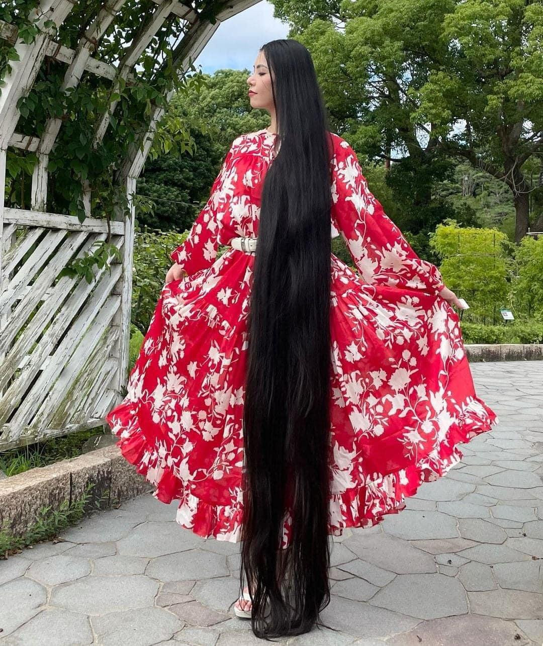 Với mái tóc đặc biệt như vậy, vũ công 8x dành ra một tiếng mỗi ngày chỉ để chải tóc và loại bỏ những sợi tóc rối. Mái tóc dài 2 mét cũng mất đến 3 tiếng để gội và 2 tiếng để sấy khô.