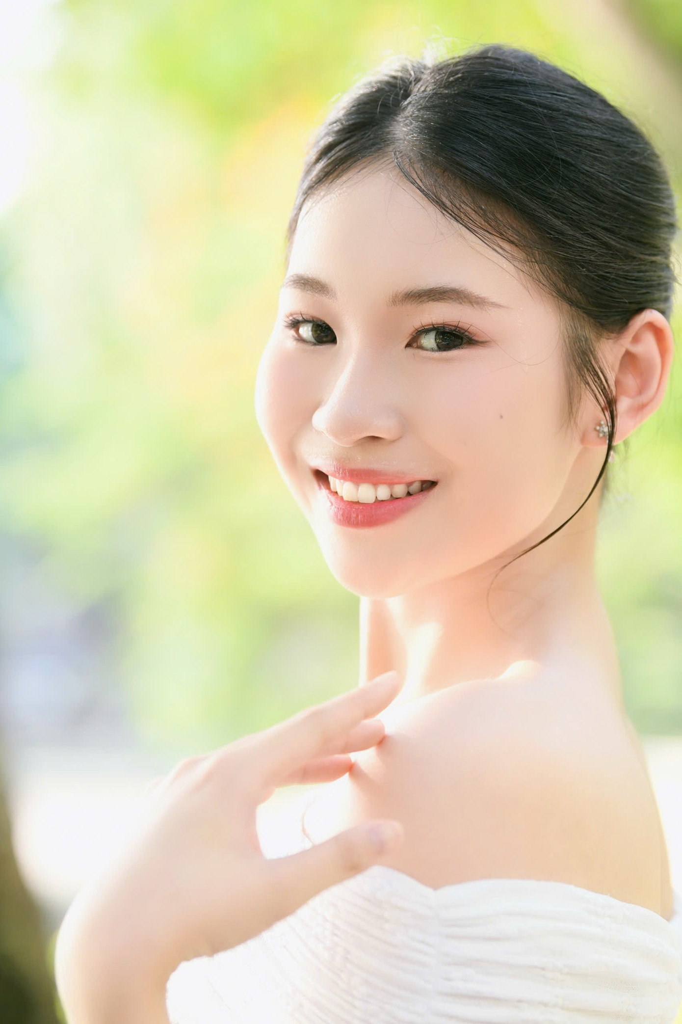 Bố mất sớm, mẹ từ lâu không còn liên lạc, Hiền Nhi được ông bà chăm sóc, bao bọc. "Nhiều lúc tôi tủi thân nhưng cố nén cảm xúc vào bên trong. Tôi biết ơn ông bà, họ hàng đã quan tâm, bảo ban, đồng hành trong quá trình trưởng thành", Hiền Nhi kể.