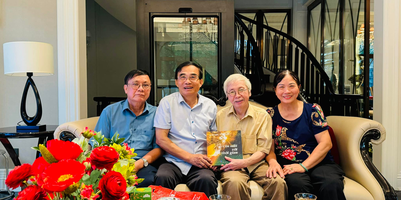 Nhà văn Lê Hải Triều (thứ hai từ trái sang) cùng đồng đội ở chiến trường xưa. Nhà văn Lê Hải Triều (thứ hai từ trái sang) cùng đồng đội ở chiến trường xưa.