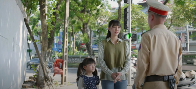 Hạnh vượt đèn đỏ, rơi vào tình huống xấu hổ. Ảnh: CMH. Hạnh vượt đèn đỏ, rơi vào tình huống xấu hổ. Ảnh: CMH.