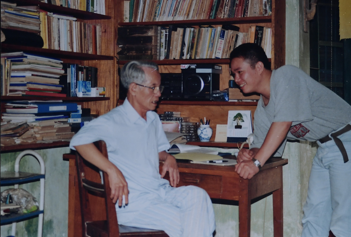 Đạo diễn Bùi Tuấn Dũng (phải) lưu giữ nhiều ảnh kỷ niệm với người thầy đáng kính. Ảnh: NVCC. Đạo diễn Bùi Tuấn Dũng (phải) lưu giữ nhiều ảnh kỷ niệm với người thầy đáng kính. Ảnh: NVCC.