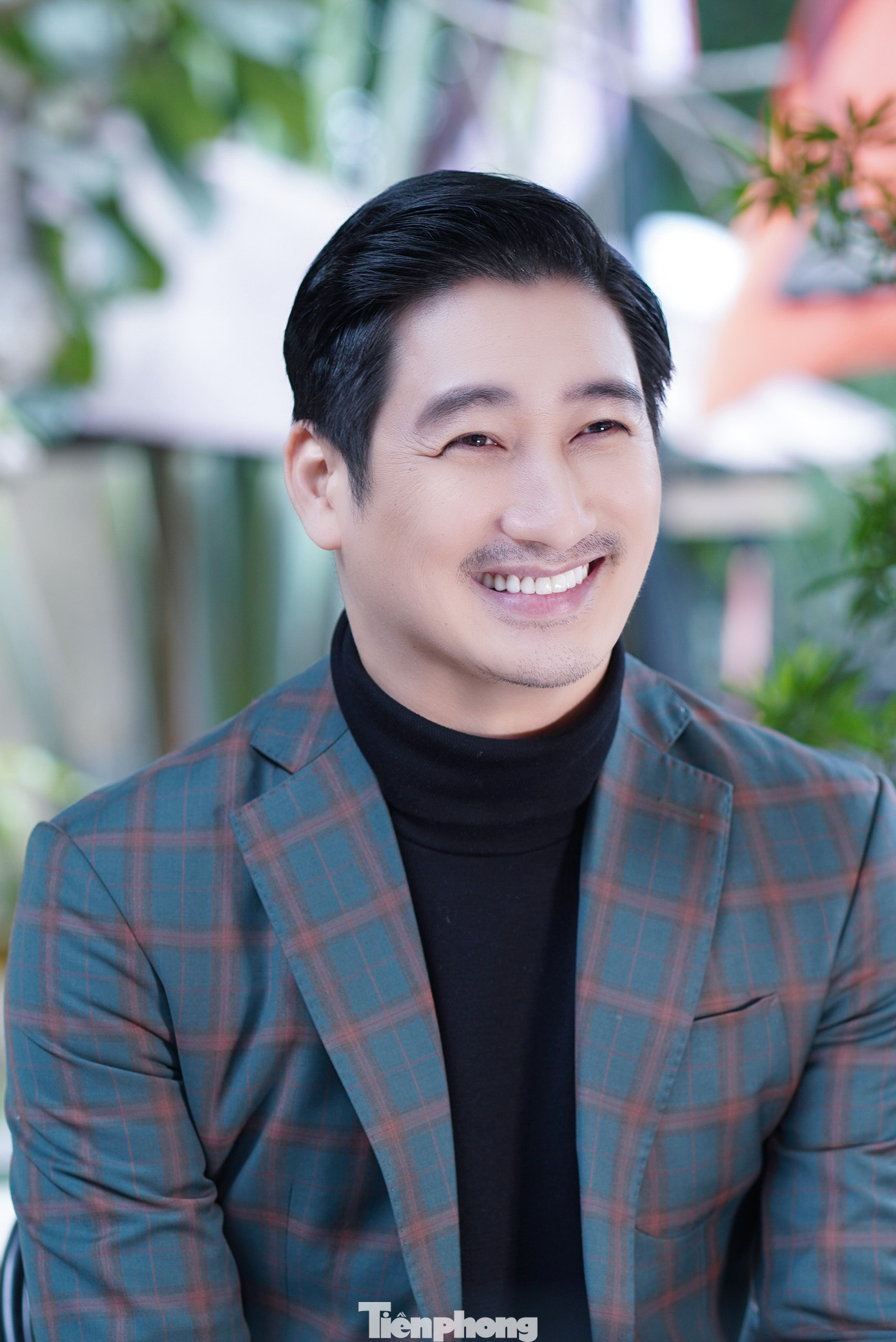 Những ngày giáp Tết, anh vẫn di chuyển qua lại giữa Hà Nội và TP.HCM do lịch trình công việc yêu cầu. Mỗi tháng, quỹ ngày nghỉ của anh khá eo hẹp. Ngọc Quỳnh thừa nhận may mắn khi có bà xã đảm đương hầu hết việc nhà. Ảnh: TRỌNG QUÂN.