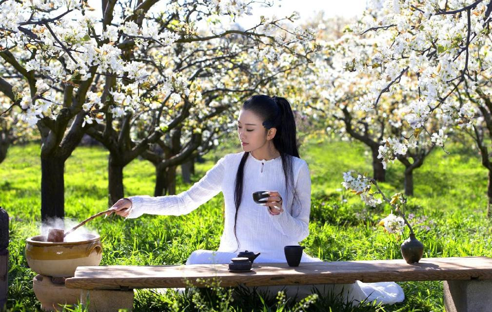 Dương Lệ Bình uống trà, thư giãn ngay trong vườn nhà Dương Lệ Bình uống trà, thư giãn ngay trong vườn nhà