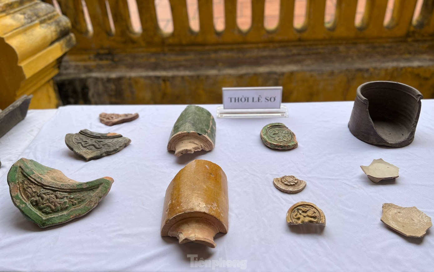 Nhiều loại hình di vật gạch, ngói, gốm men, gốm sành liên quan đến quá trình phát triển kiến trúc và đời sống hoàng cung. Ảnh: Nguyên Khánh.