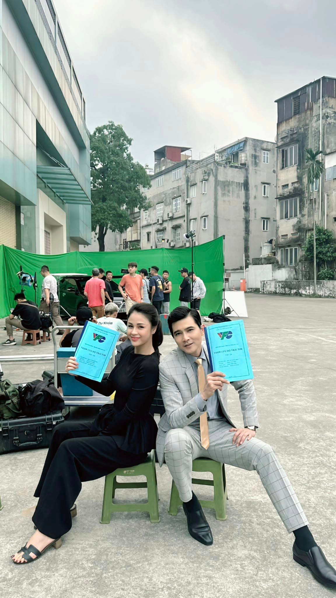 Quang Sự, Lương Thu Trang ở hậu trường phim. Quang Sự, Lương Thu Trang ở hậu trường phim.