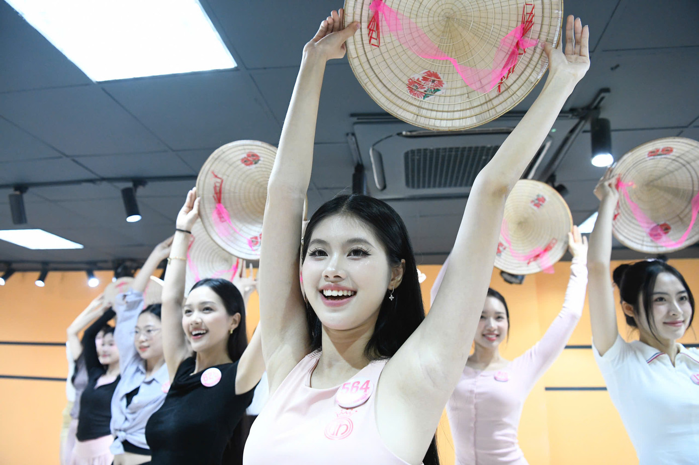 Các thí sinh Hoa hậu Việt Nam đang trong giai đoạn nước rút trước thềm Chung khảo toàn quốc. Ngày 12/4, 41 thí sinh luyện tập vũ đạo cho tiết mục đồng diễn.