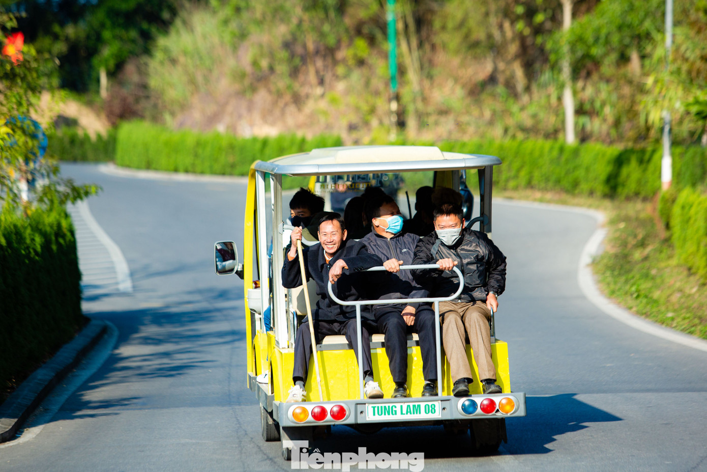 Xe điện hỗ trợ du khách trong một số cung đường ở Yên Tử. Trước ngày khai hội, 70 xe điện được bổ sung để đưa đón du khách. BQL Di tích trồng thêm cây xanh, tạo cảnh quan trên tuyến đường dài hơn 10 km từ Quốc lộ 18 vào đến khu di tích Yên Tử. Ảnh: TRỌNG TÀI.
