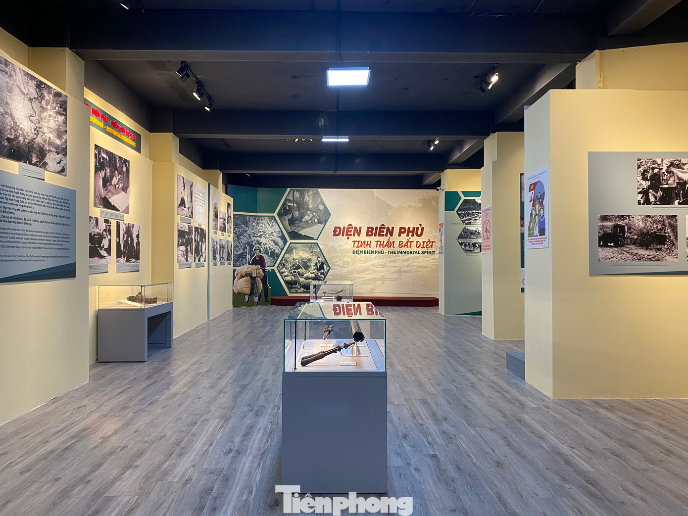 Với gần 150 tài liệu, hiện vật, trưng bày giới thiệu tới công chúng ý nghĩa, tầm vóc, giá trị chiến thắng Điện Biên Phủ. Yếu tố tiên quyết làm nên chiến thắng vĩ đại đó là sức mạnh của tinh thần đại đoàn kết toàn dân tộc Việt Nam dưới sự lãnh đạo tài tình, sáng suốt của Đảng, thể hiện sự trưởng thành của Quân đội nhân dân Việt Nam.