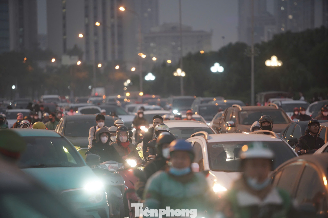 Dòng người trước khu vực cổng chính sân vận động Mỹ Đình.