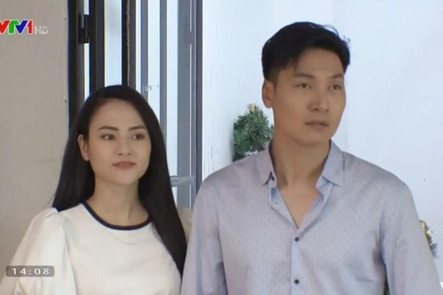 Người sánh bước bên Long là một cô gái xinh đẹp