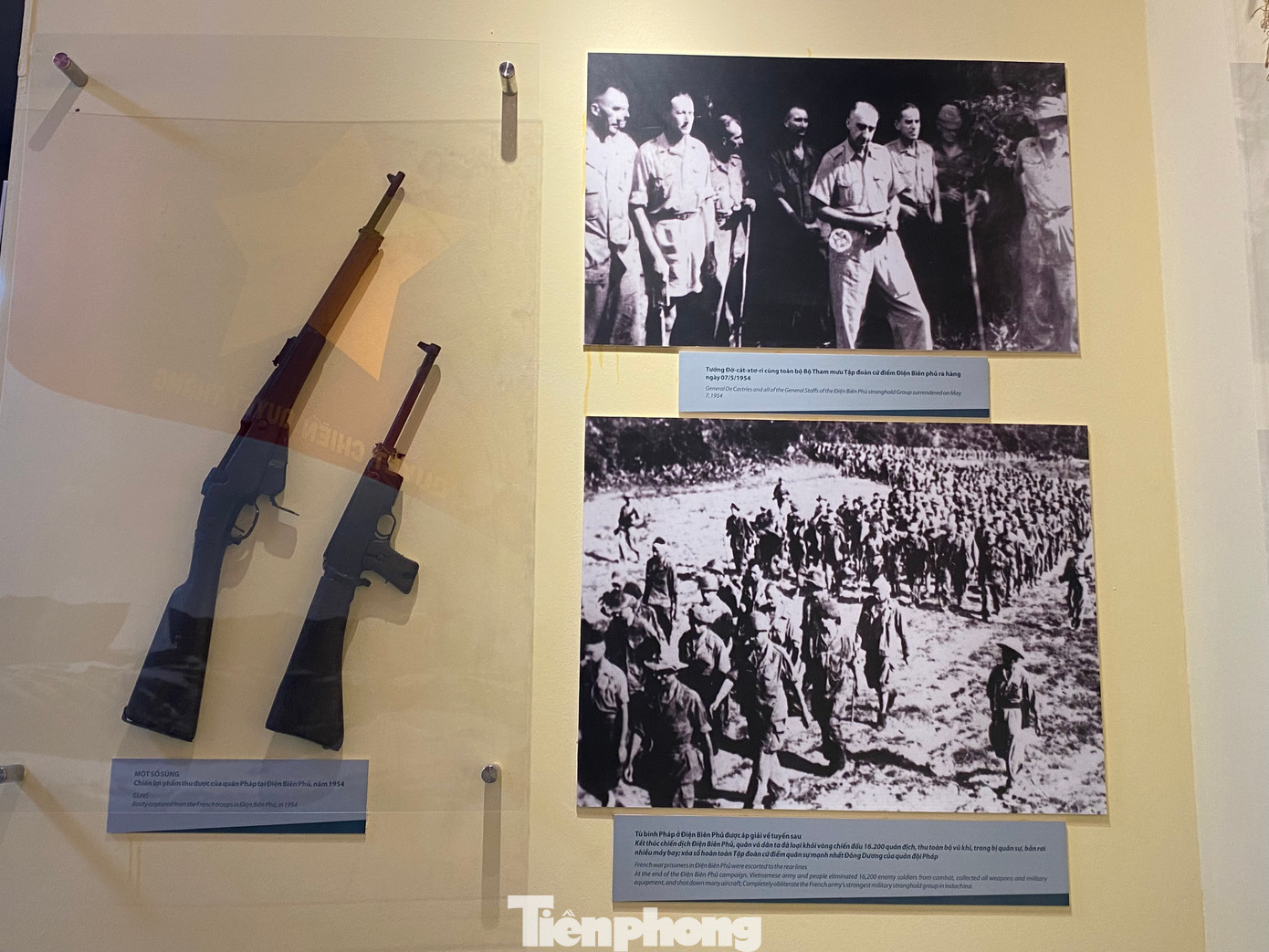 Súng thu được từ quân Pháp (trái) và một số hình ảnh của tướng De Castries cùng binh lính Pháp ra hàng ngày 7/5/1954.