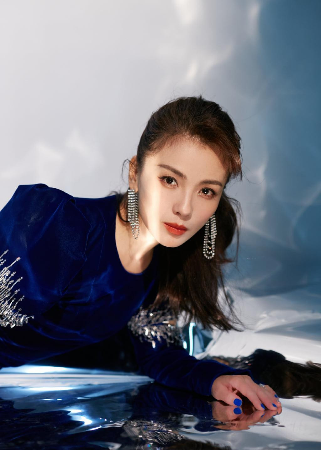 Năm 2003, tên tuổi của Lưu Đào được đưa lên tầm cao mới với vai diễn A Châu trong Thiên Long Bát Bộ. Ngoài khả năng diễn xuất ấn tượng, nữ diễn viên sinh năm 1979 còn sở hữu nhan sắc cuốn hút với những đường nét dịu dàng cùng nụ cười má lúm đồng tiền tươi tắn. Năm 2003, tên tuổi của Lưu Đào được đưa lên tầm cao mới với vai diễn A Châu trong Thiên Long Bát Bộ. Ngoài khả năng diễn xuất ấn tượng, nữ diễn viên sinh năm 1979 còn sở hữu nhan sắc cuốn hút với những đường nét dịu dàng cùng nụ cười má lúm đồng tiền tươi tắn.