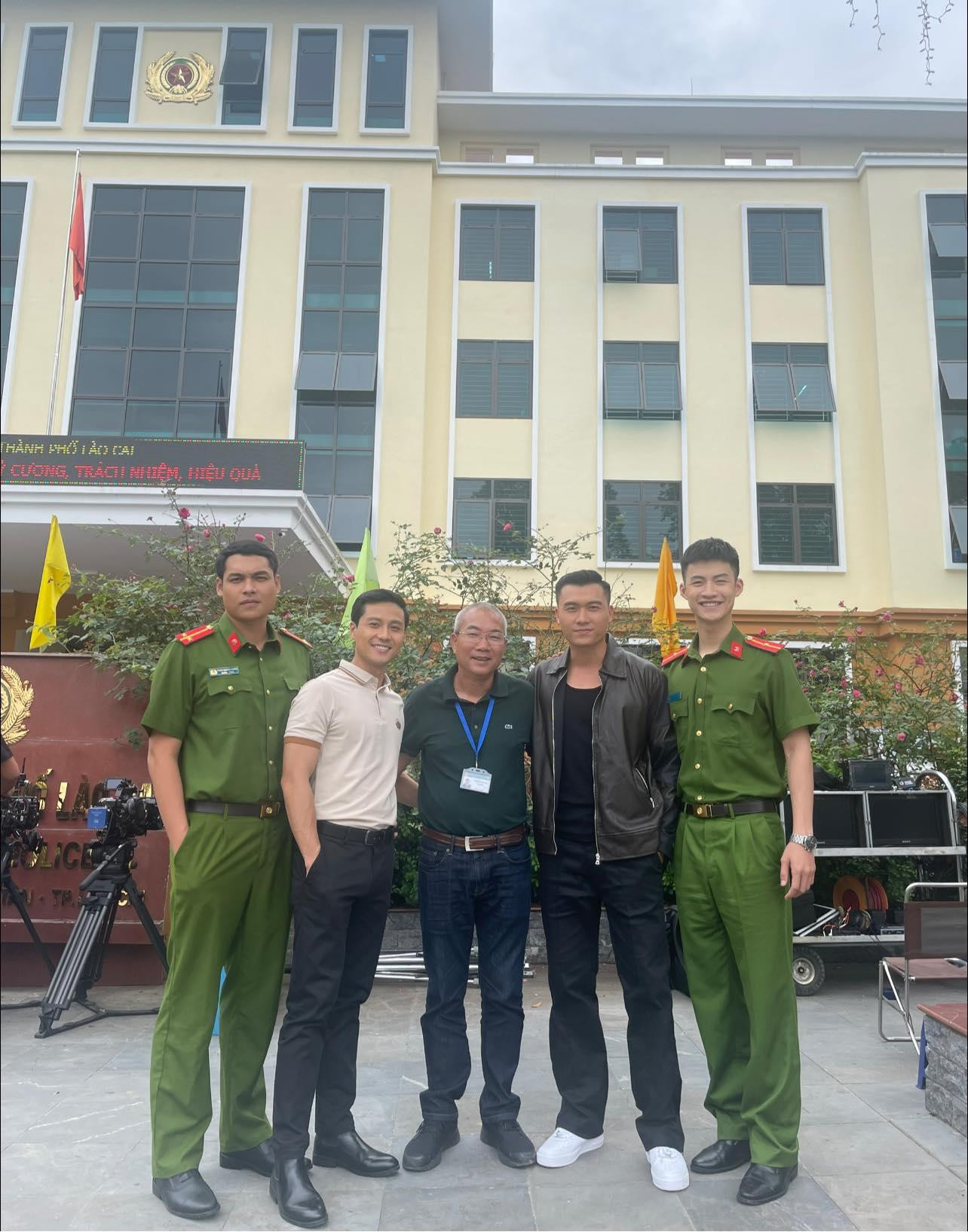 Bộ phim lấy bối cảnh chính ở Lào Cai, với nhiều cảnh hành động khó nhằn được trải dài ở nhiều vùng, từ miền núi, biên giới cho đến vùng biển…Vì vậy, các diễn viên cũng phải đảm bảo thể lực khi tham gia phim.