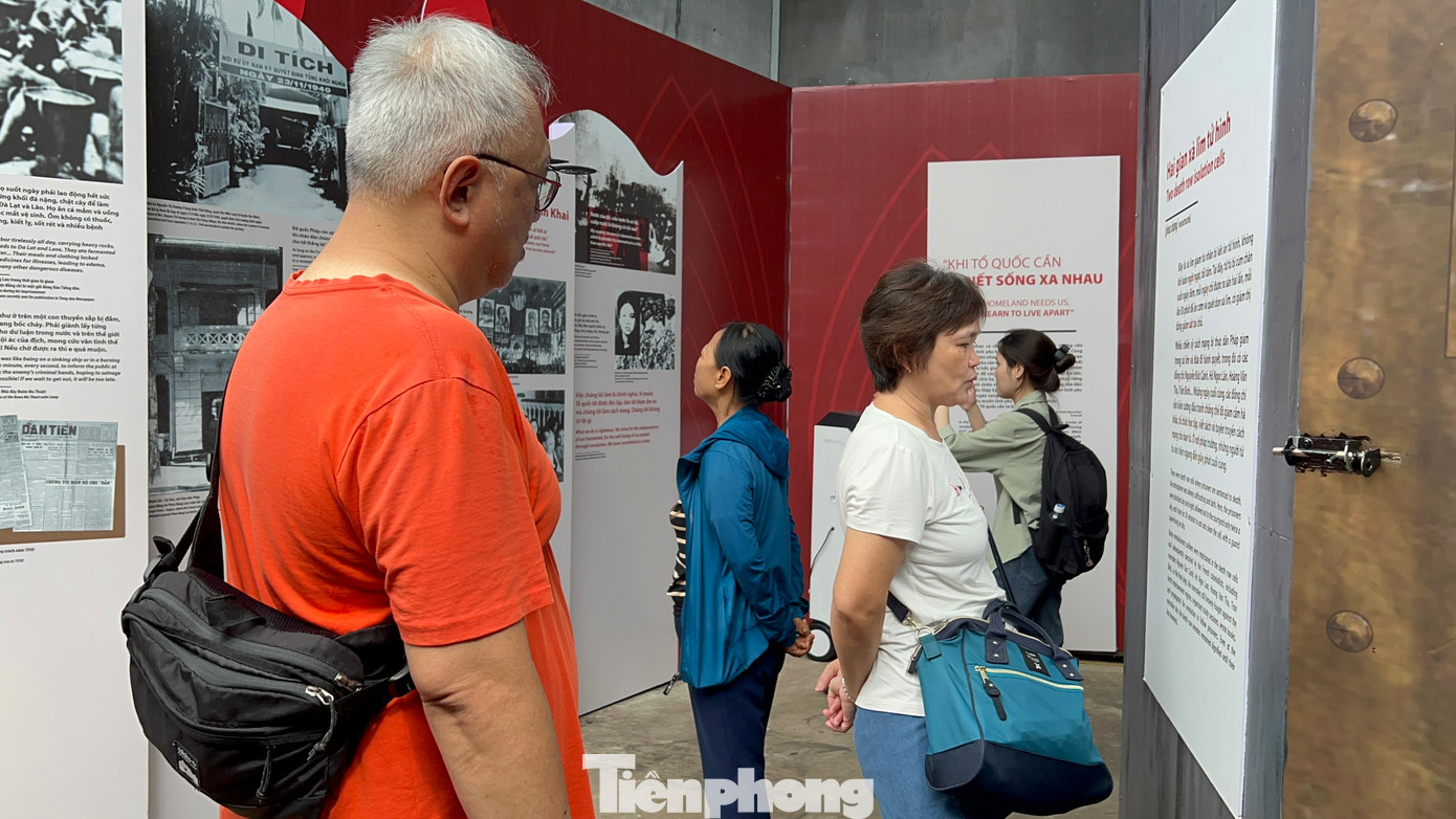 Trưng bày Thắp ngọn lửa hồng diễn ra đến ngày 15/8 tại Di tích lịch sử Nhà tù Hỏa Lò.