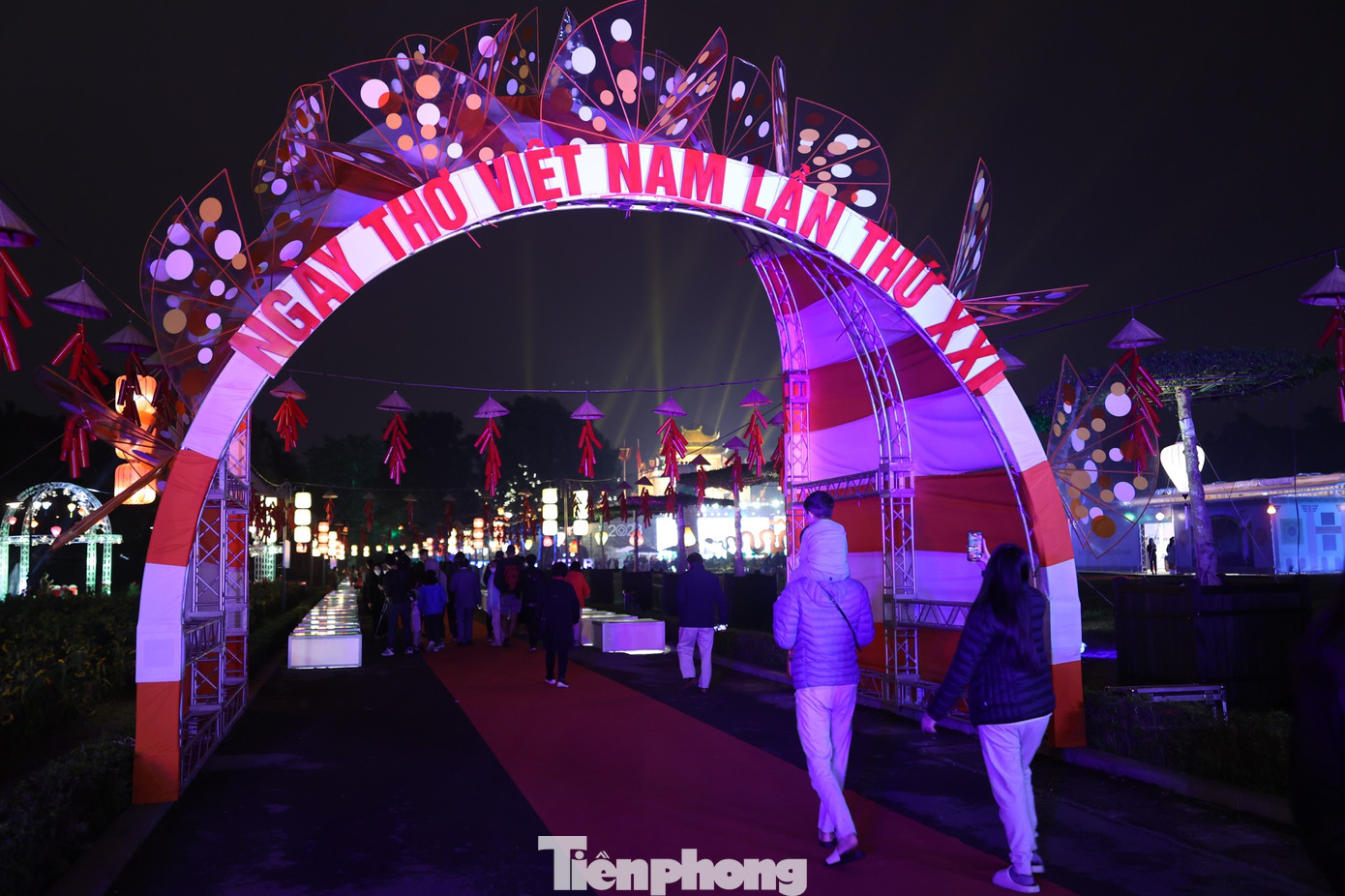 Cổng thơ - thiết kế cách điệu của họa sĩ Phạm Hà Hải - dẫn dắt khán giả bước vào cõi thơ. Ảnh: NHƯ Ý. Cổng thơ - thiết kế cách điệu của họa sĩ Phạm Hà Hải - dẫn dắt khán giả bước vào cõi thơ. Ảnh: NHƯ Ý.