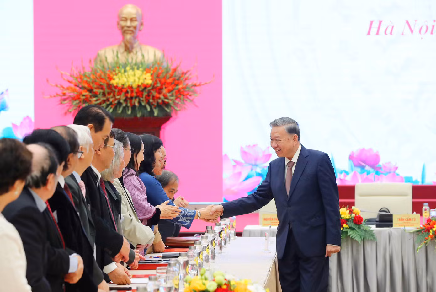 Tổng Bí thư gặp mặt hơn 200 đại biểu văn nghệ sĩ. Ảnh: Trần Huấn.