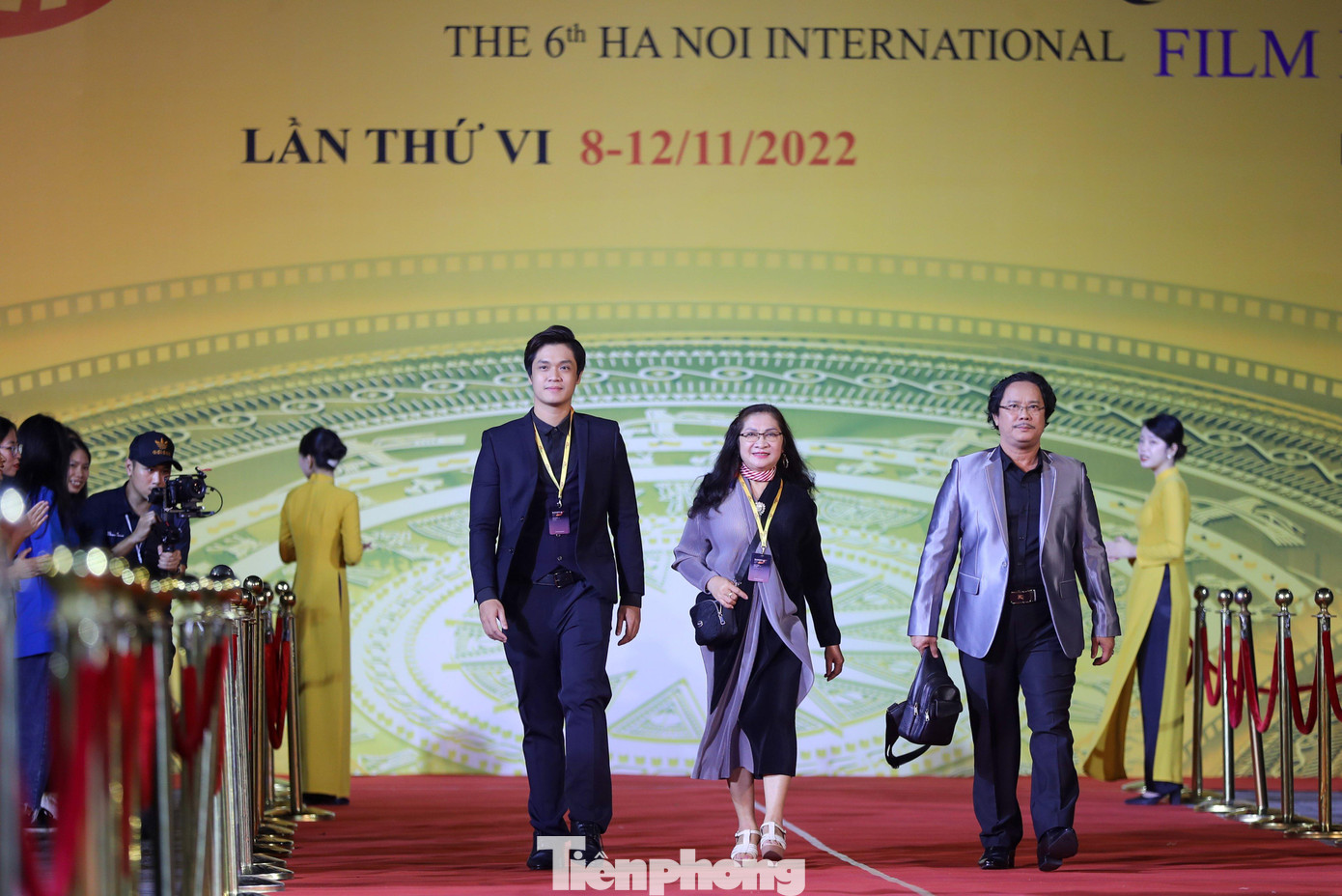 Liên hoan phim quốc tế Hà Nội diễn ra từ ngày 8 đến 12/11, quy tụ 123 tác phẩm của 56 quốc gia, vùng lãnh thổ. Tối 12/11 tại Cung văn hóa hữu nghị, ban tổ chức đã trao 12 giải thưởng cho các bộ phim, diễn viên, đạo diễn xuất sắc. Hoa nhài của đạo diễn, NSND Đặng Nhật Minh - đại diện Việt Nam duy nhất tranh giải tại hạng mục Phim dài được tặng Bằng khen với nội dung phim đóng góp vào sự nghiệp xây dựng và phát triển thành phố, tham dự Liên hoan Phim Quốc tế Hà Nội lần thứ 6.