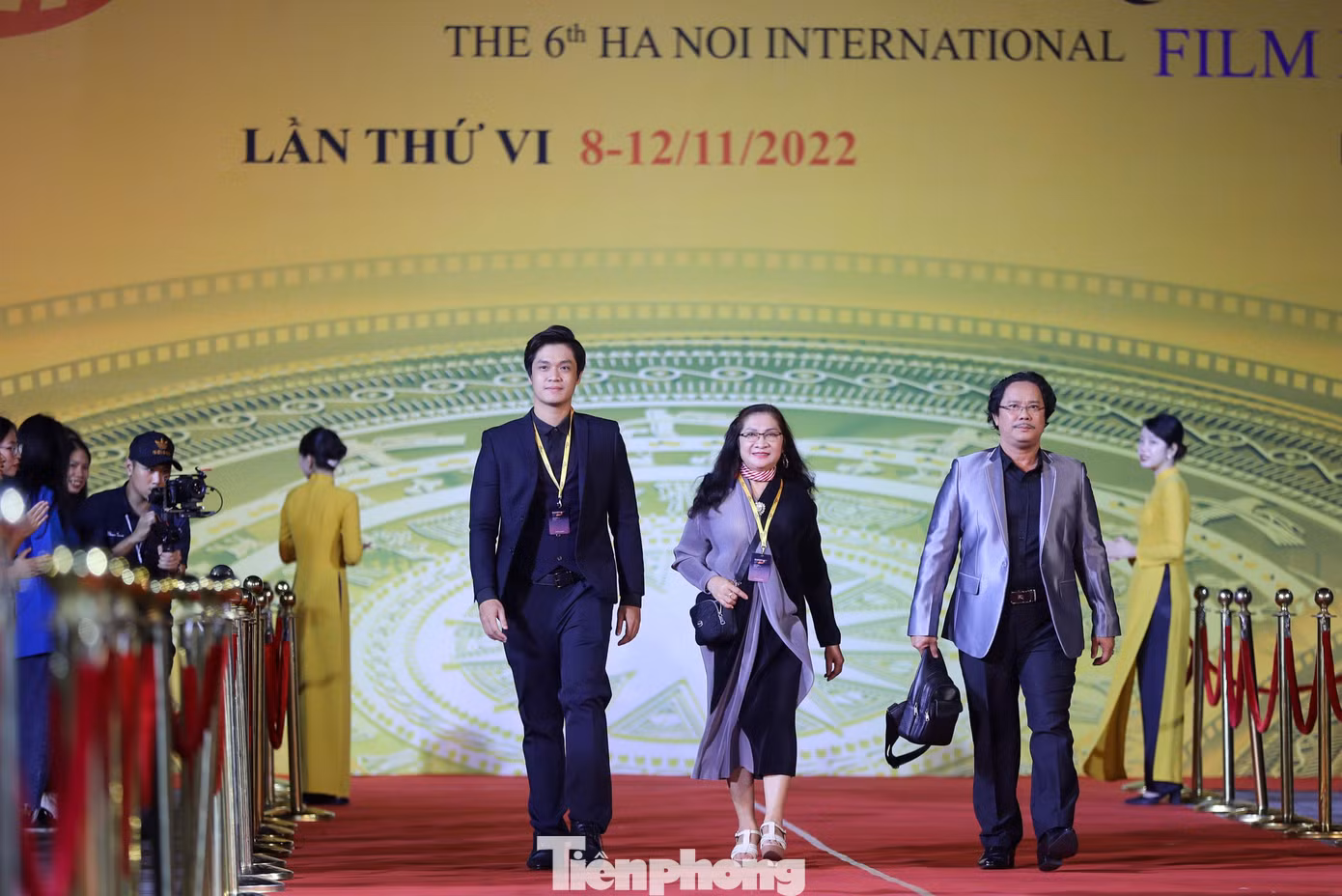 Liên hoan phim quốc tế Hà Nội diễn ra từ ngày 8 đến 12/11, quy tụ 123 tác phẩm của 56 quốc gia, vùng lãnh thổ. Tối 12/11 tại Cung văn hóa hữu nghị, ban tổ chức đã trao 12 giải thưởng cho các bộ phim, diễn viên, đạo diễn xuất sắc. Hoa nhài của đạo diễn, NSND Đặng Nhật Minh - đại diện Việt Nam duy nhất tranh giải tại hạng mục Phim dài được tặng Bằng khen với nội dung phim đóng góp vào sự nghiệp xây dựng và phát triển thành phố, tham dự Liên hoan Phim Quốc tế Hà Nội lần thứ 6.