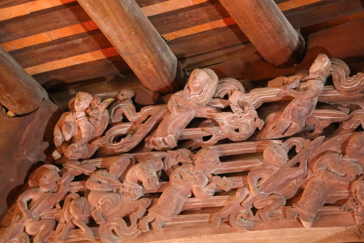 Toàn bộ cấu kiện nguyên thủy được làm bằng gỗ xoan với mái lớn, chạm khắc họa tiết độc đáo.