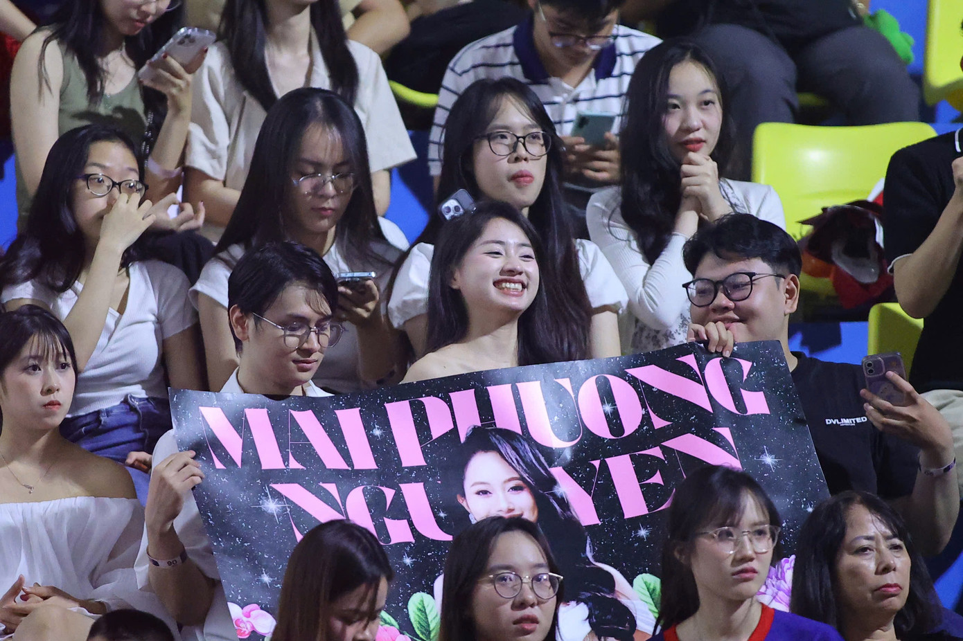 Khán giả lấp kín Cung Thể thao Quần Ngựa để cổ vũ cho 41 thí sinh.