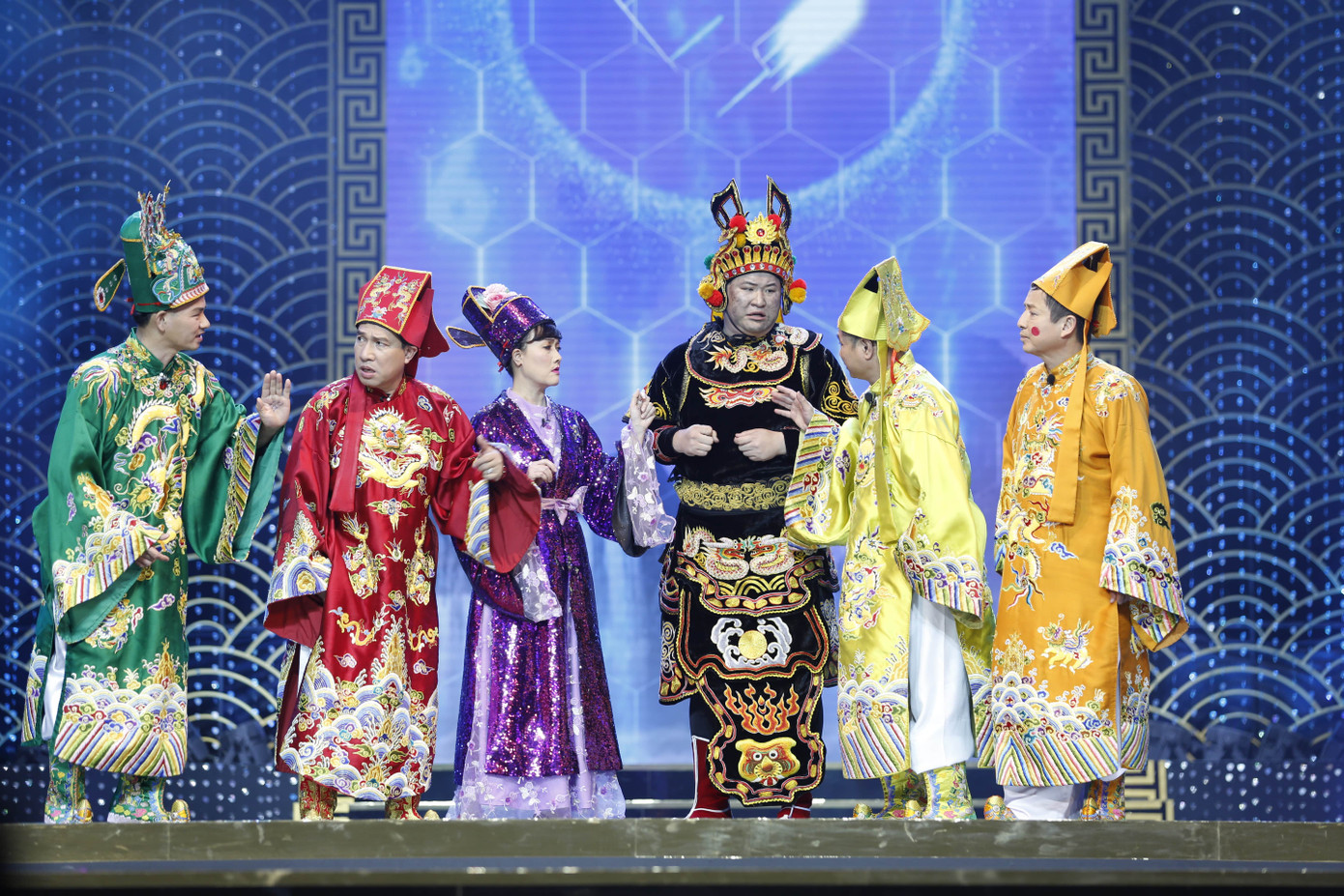 Ngoài ra, chương trình năm nay cũng đón trở lại những nghệ sĩ từng tạo được ít nhiều dấu ấn trong Táo Quân như MC Thành Trung, NSƯT Phùng Tiến Minh, nghệ sĩ Thanh Dương... Bên cạnh đó, một dàn gương mặt trẻ có thể coi là ‘thế hệ Táo tiếp nối’ như Duy Nam, Hà Trung (Trung ruồi), Mạnh Dũng (Dũng hớn) cũng hứa hẹn tạo ra một màn trình diễn sáng tạo, tươi mới.