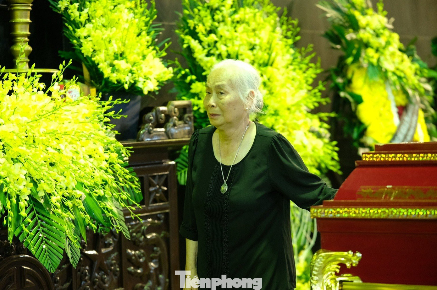 NSƯT Ngọc Thoa xúc động bên linh cữu NSND Trần Bảng. NSƯT Ngọc Thoa xúc động bên linh cữu NSND Trần Bảng.