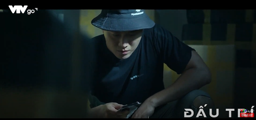 Phong tìm ra kho hàng lậu.