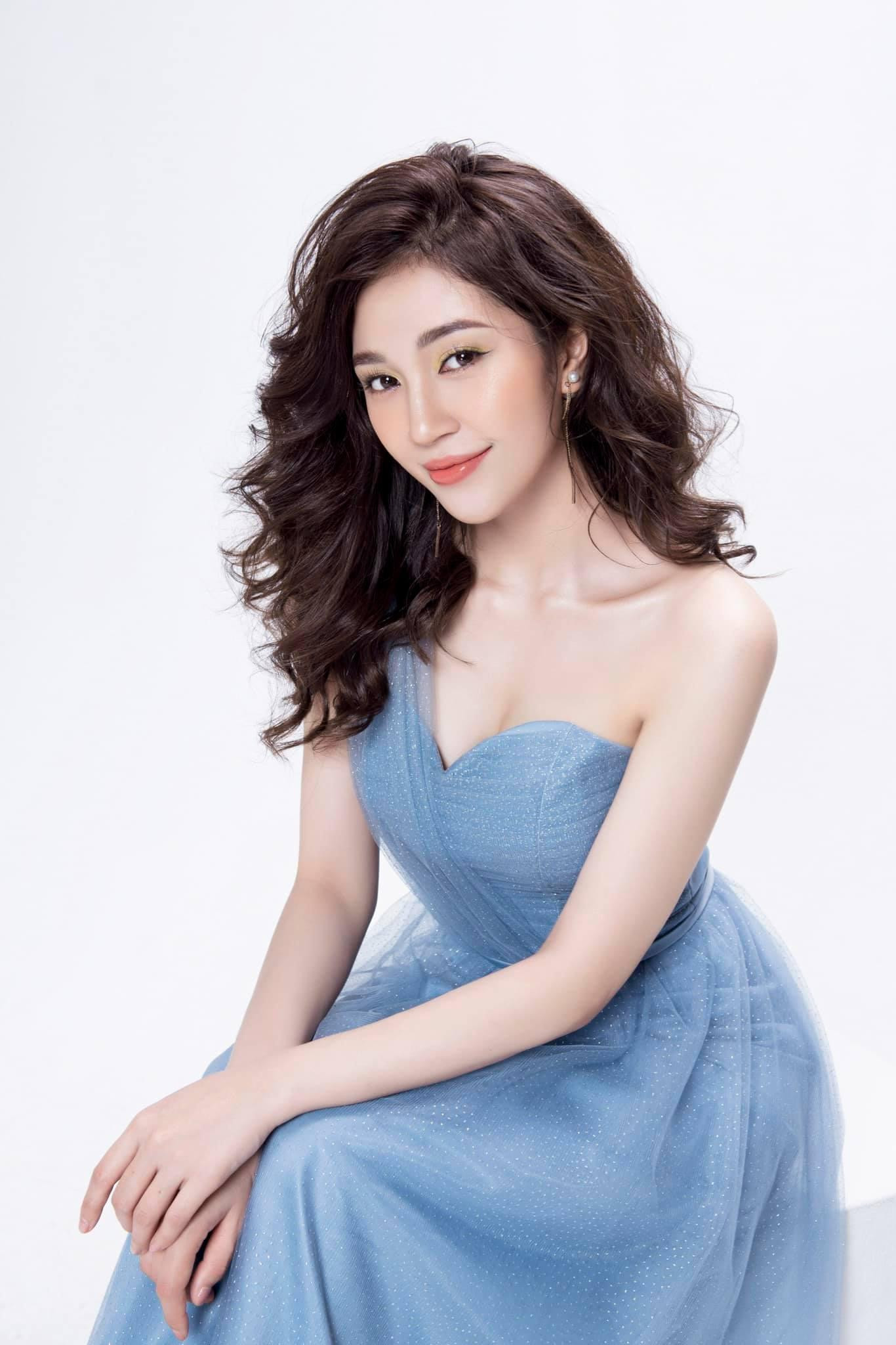 Trước khi trở thành một MC chuyên nghiệp, Ngọc Anh được biết đến với hình ảnh hotgirl tham gia chương trình "Nóng cùng World Cup" 2018 trên VTV. Nữ MC xinh đẹp còn giành danh hiệu Hoa khôi trường Đại học Khoa học Xã hội và Nhân văn Hà Nội năm 2016, Á khôi Đại học Quốc gia Hà Nội 2017. Trước khi trở thành một MC chuyên nghiệp, Ngọc Anh được biết đến với hình ảnh hotgirl tham gia chương trình "Nóng cùng World Cup" 2018 trên VTV. Nữ MC xinh đẹp còn giành danh hiệu Hoa khôi trường Đại học Khoa học Xã hội và Nhân văn Hà Nội năm 2016, Á khôi Đại học Quốc gia Hà Nội 2017.