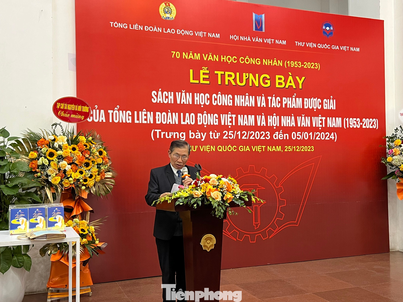 Nhà thơ Lê Tuấn Lộc - Chi hội trưởng Nhà văn công nhân, Hội Nhà văn Việt Nam - phát biểu tại sự kiện khai mạc lễ trưng bày. Nhà thơ Lê Tuấn Lộc - Chi hội trưởng Nhà văn công nhân, Hội Nhà văn Việt Nam - phát biểu tại sự kiện khai mạc lễ trưng bày.