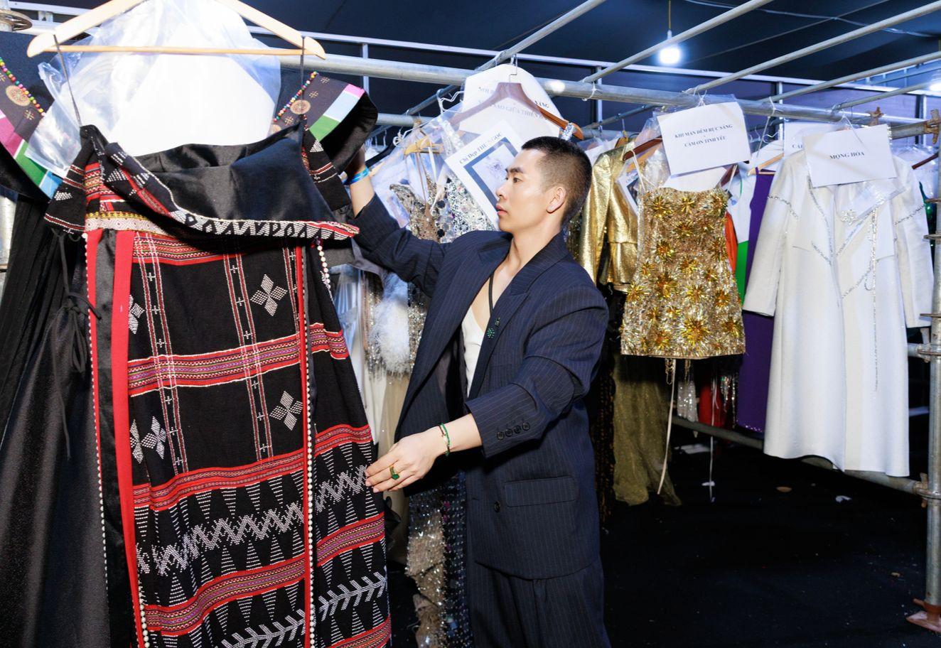 Travis Nguyễn và các cộng sự chuẩn bị hàng trăm bộ đồ cho nghệ sĩ trong concert. Travis Nguyễn và các cộng sự chuẩn bị hàng trăm bộ đồ cho nghệ sĩ trong concert.