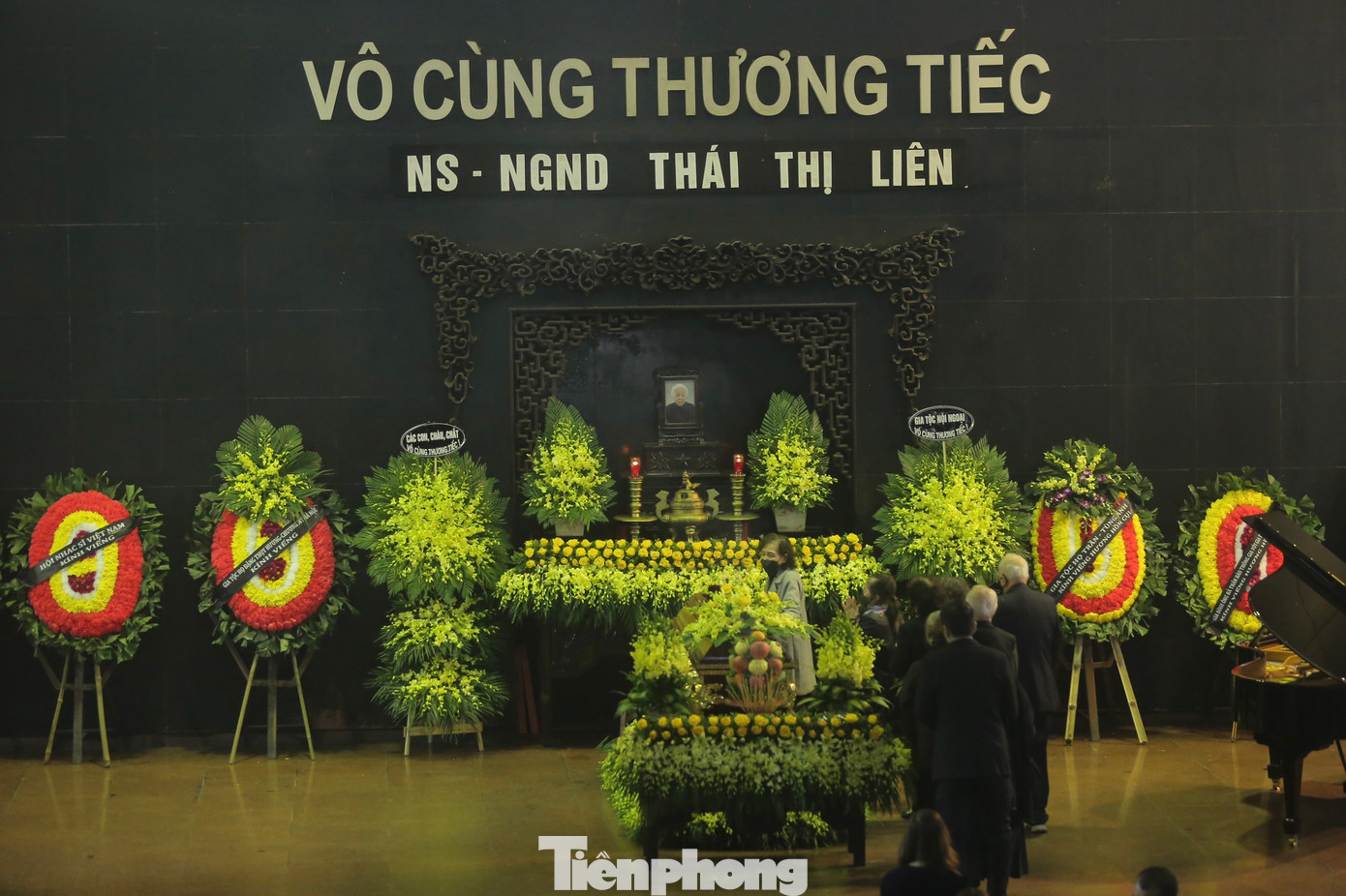 Lễ viếng Nhà giáo nhân dân (NGND) Thái Thị Liên diễn ra từ 7h30 ngày 4/2 tại Nhà tang lễ Quốc gia (số 5 Trần Thánh Tông, Hà Nội). Lễ truy điệu và lễ đưa tang diễn ra vào 8h45 cùng ngày. Ảnh: DUY PHẠM.