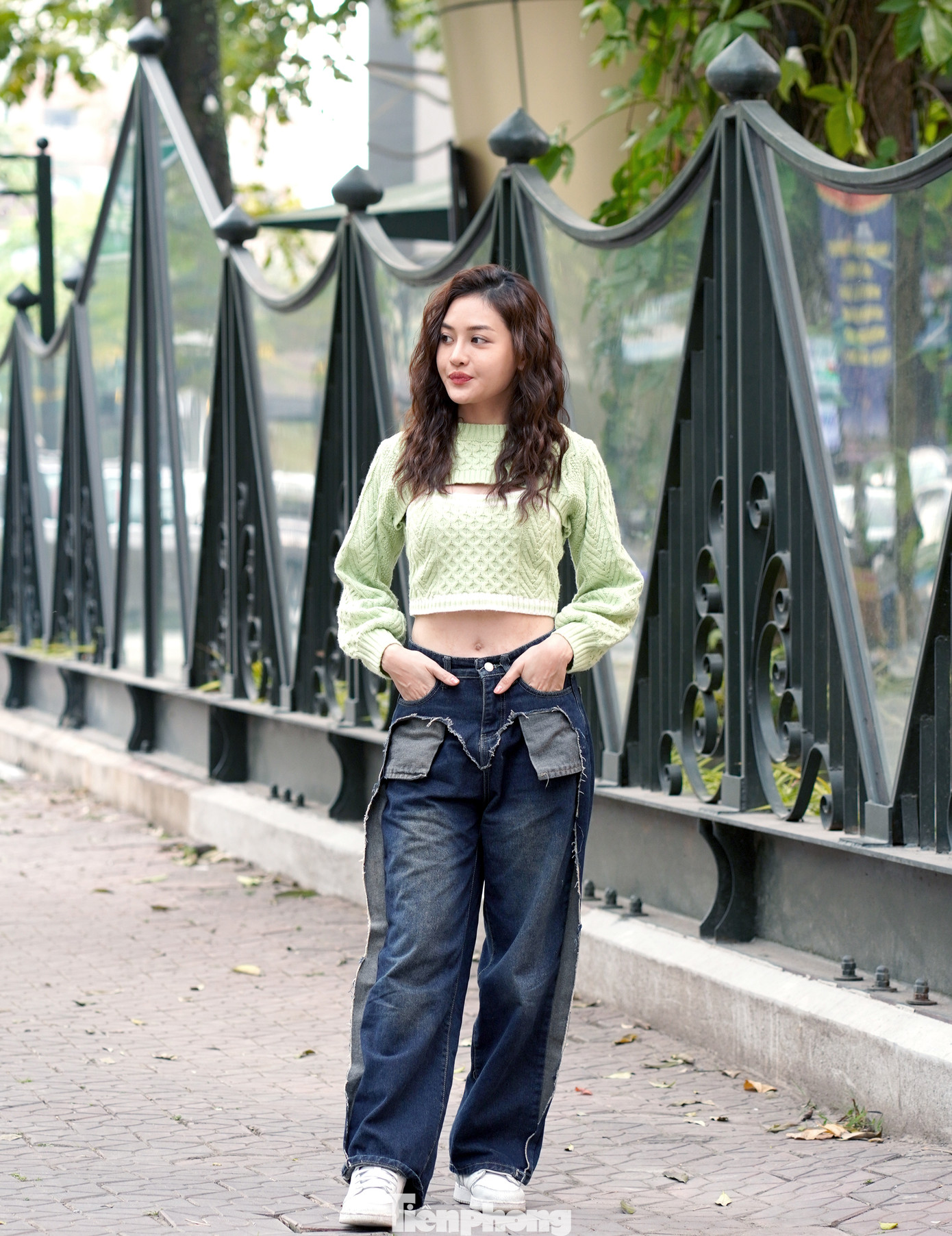 Một số video hậu trường hé lộ cảnh hôn ngọt ngào của hai nhân vật do Thùy Anh và Mạnh Trường thủ vai. Nữ diễn viên tiết lộ cô không quá ngại ngần với cảnh quay này. Tuy nhiên, cảnh hôn bên bờ sông Hồng phải quay lại nhiều lần trong 2-3 tiếng, thời tiết Hà Nội gặp đúng đợt gió mùa về khiến cả Thùy Anh và Mạnh Trường thấm mệt. Ảnh: TRỌNG QUÂN.