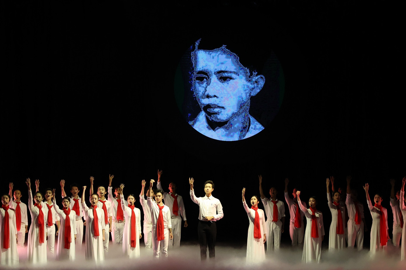 Chương trình nghệ thuật chào mừng phiên toàn thể Đại hội đại biểu toàn quốc Hội Sinh viên Việt Nam toàn quốc lần thứ XI, nhiệm kỳ 2023 - 2028 diễn ra vào sáng ngày 19/12, tại Hà Nội. Các tiết mục được dàn dựng bám sát chủ đề Sinh viên Việt Nam vững vàng bản sắc, xây khát vọng, tự hào tiến bước. Tiết mục Sáng mãi ngọn lửa Trần Văn Ơn do quán quân Vietnam Idol Hà An Huy thể hiện ở đầu chương trình gây xúc động.