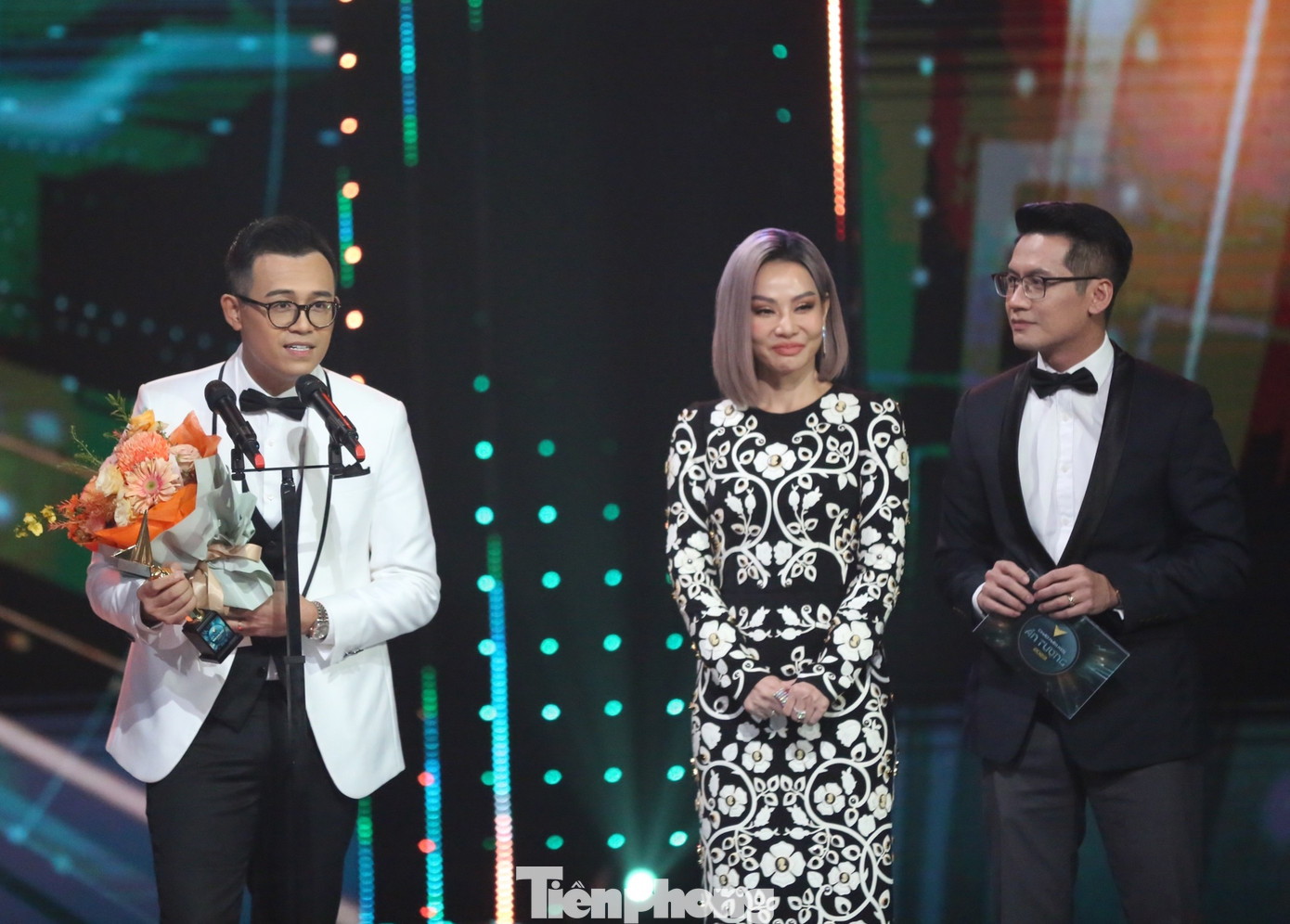 MC Đức Bảo chiến thắng thuyết phục ở hạng mục Biên tập viên, dẫn chương trình ấn tượng, sau 5 lần có tên trong top đề cử. Đức Bảo là một trong những MC song ngữ đình đám hiện nay. Anh đảm nhận vai trò dẫn chương trình nhiều sự kiện quan trọng, tiêu biểu là Lễ bế mạc SEA Games 31. MC Đức Bảo chiến thắng thuyết phục ở hạng mục Biên tập viên, dẫn chương trình ấn tượng, sau 5 lần có tên trong top đề cử. Đức Bảo là một trong những MC song ngữ đình đám hiện nay. Anh đảm nhận vai trò dẫn chương trình nhiều sự kiện quan trọng, tiêu biểu là Lễ bế mạc SEA Games 31.