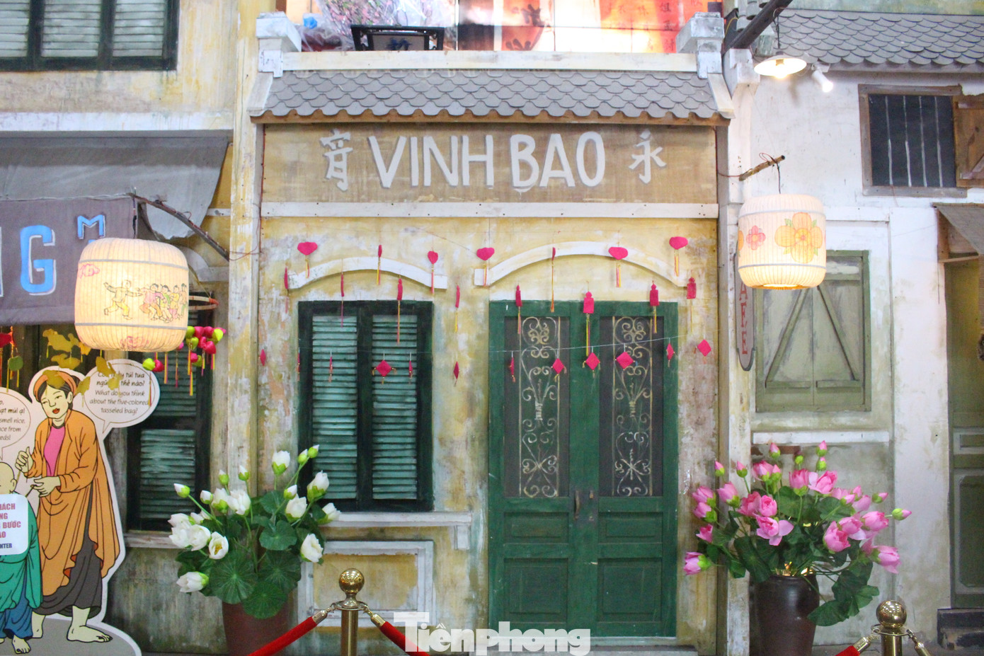 Nhiều mô hình trưng bày gợi nhớ đến phố Thuốc Bắc và Hàng Mụn. Vào dịp Tết Đoan Ngọ, người dân Thăng Long xưa thường mua chỉ ngũ sắc, túi thơm và thảo dược trên hai con phố này.