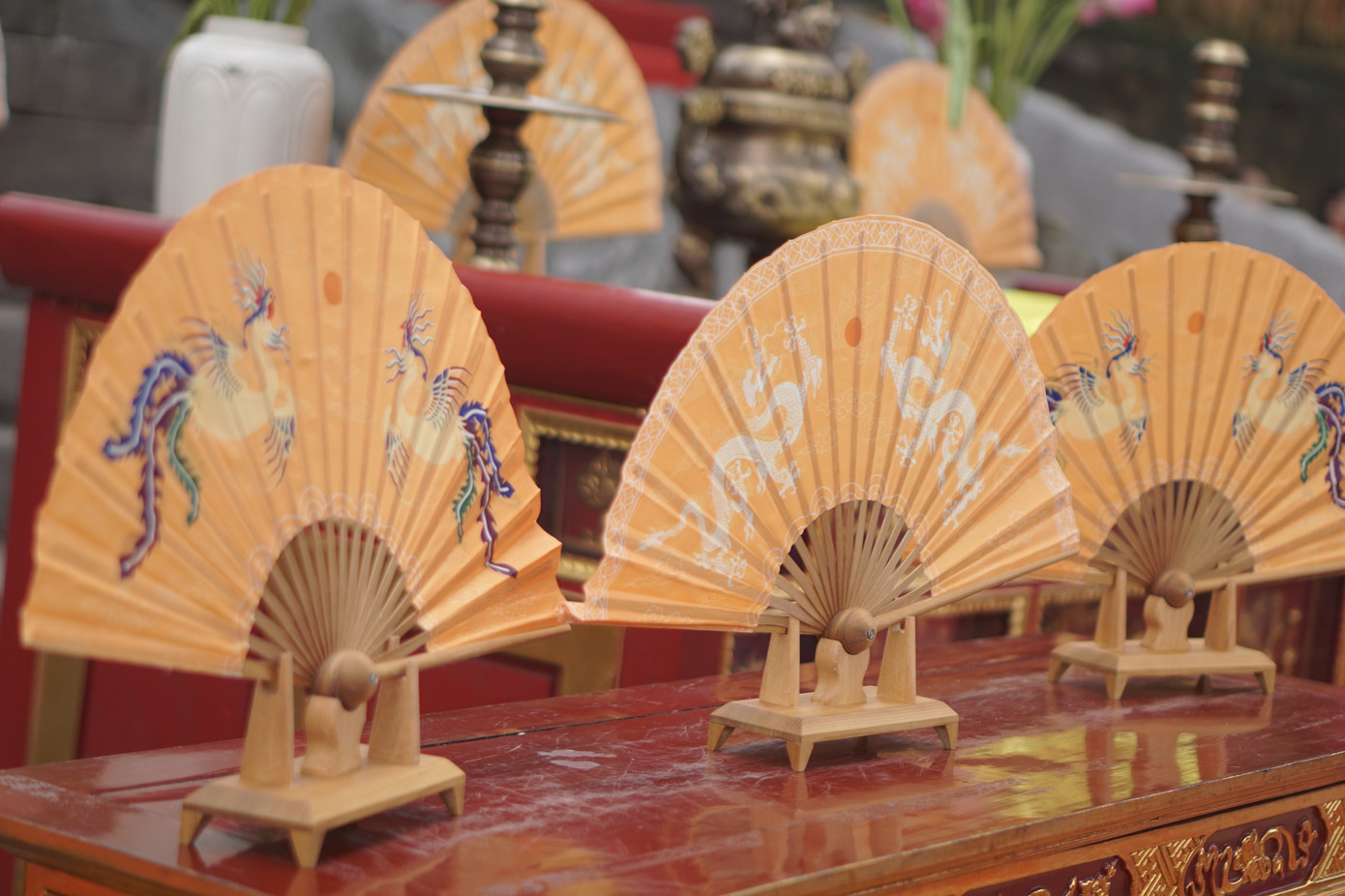 Bộ sưu tập quạt mang phong cách quạt the đặc sắc của gia đình nghệ nhân Lân Tuyết hiện diện trong không gian tái hiện Tết Đoan Ngọ. Đây là dòng quạt quý thường dành cho các tầng lớp vua chúa, quan lại xưa. Hoạt động trải nghiệm làm quạt cùng nghệ nhân Lân Tuyết thu hút sự tham gia đông đảo của du khách, đặc biệt là trẻ nhỏ.