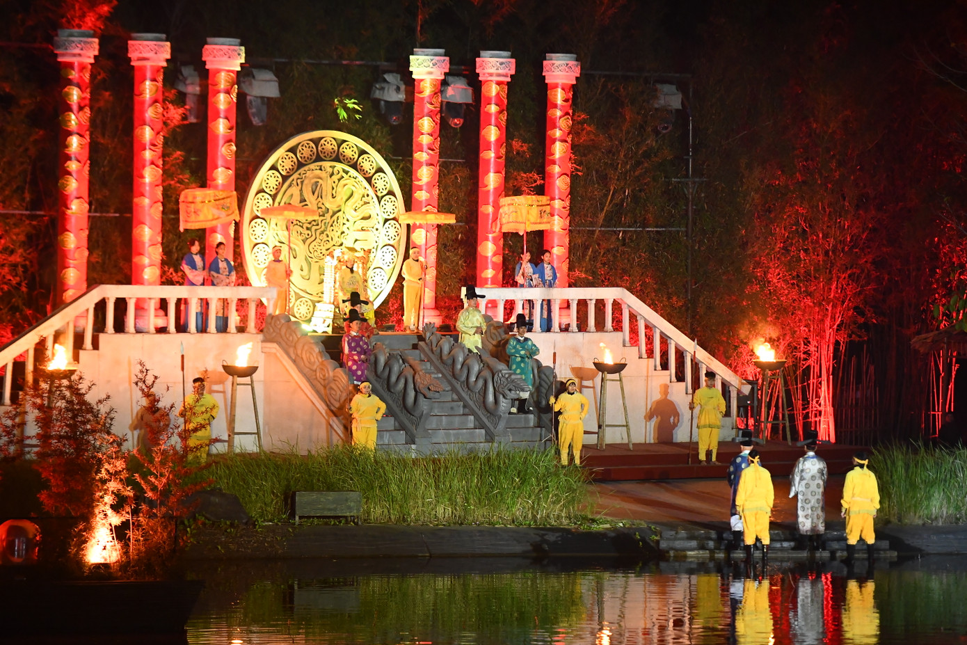 75 phút của vở diễn 'Tinh hoa Bắc Bộ' được chia làm sáu phần: Thi ca, Cõi Phật, Hoài cổ, Nhạc họa, An vui và Ngày hội. Mỗi phần lại thể hiện cho văn hóa, tín ngưỡng, tinh thần của người Việt trong lao động, học vấn, tri thức, hội làng, cùng các lĩnh vực nghệ thuật như điêu khắc, kiến trúc...