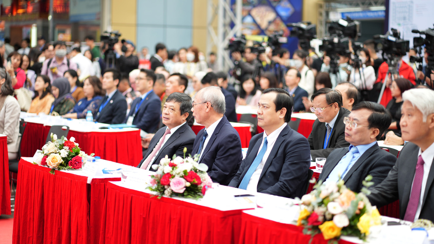 Hội chợ lấy chủ đề Du lịch văn hóa, hướng các doanh nghiệp du lịch đầu tư xây dựng các sản phẩm du lịch mới trên cơ sở khai thác các giá trị văn hóa truyền thống và các di sản văn hóa của Việt Nam. Ảnh: TRỌNG QUÂN.