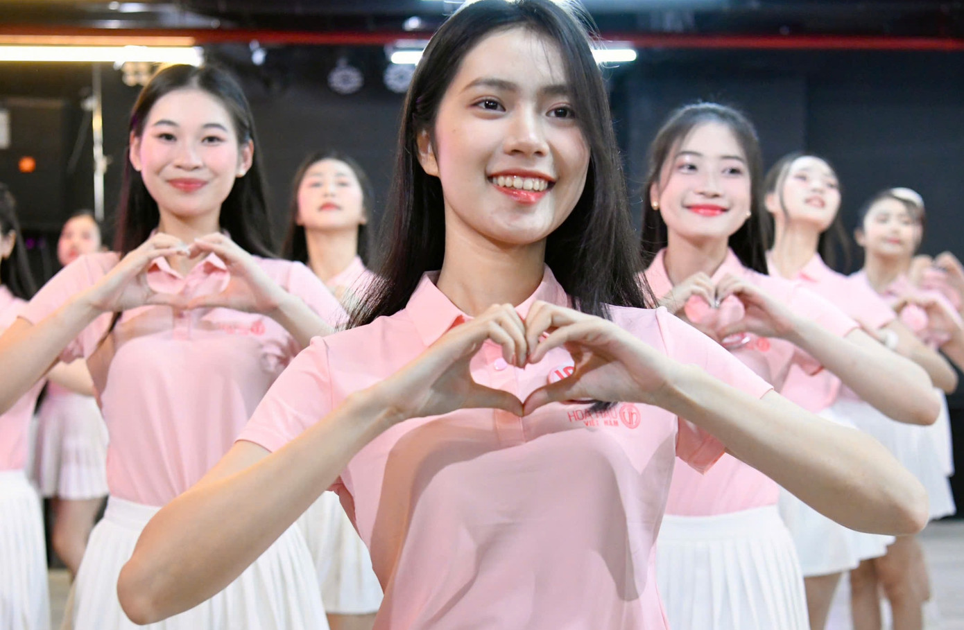 Nhờ những buổi rèn luyện trước đó, các cô gái cảm nhạc tốt hơn, tự tin trình diễn.