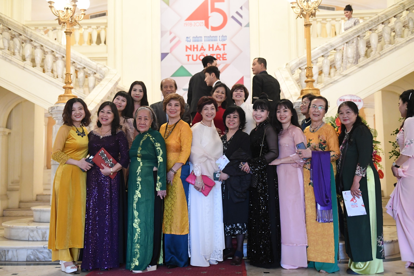 Các nghệ sĩ tại Lễ kỷ niệm 45 năm Nhà hát Tuổi trẻ. Ảnh: Toàn Vũ