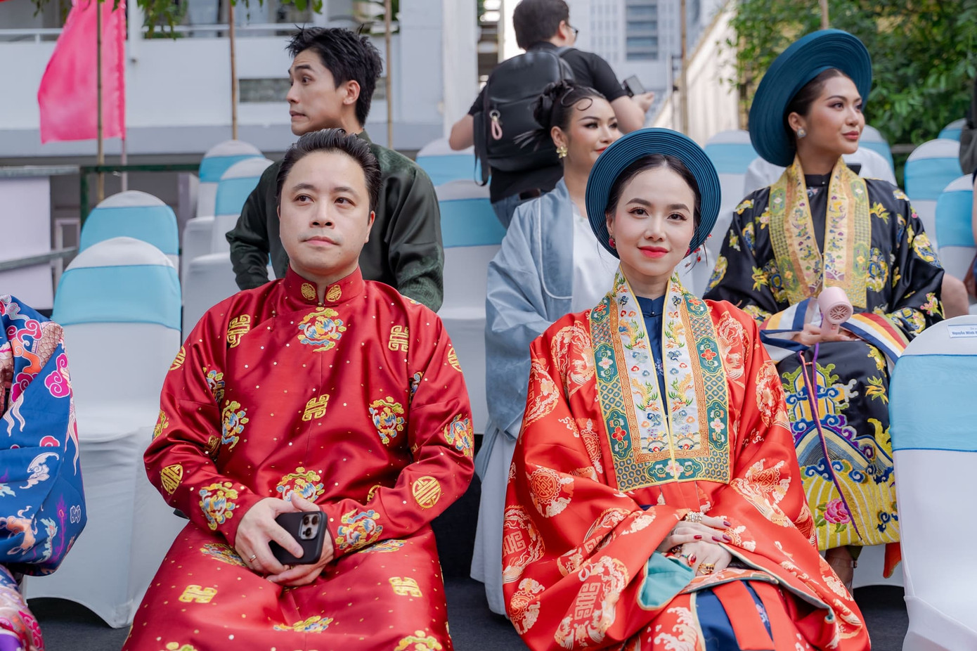 Cặp sao Victor Vũ, Đinh Ngọc Diệp diện trang phục truyền thống hưởng ứng ngày hội Tóc xanh vạt áo.