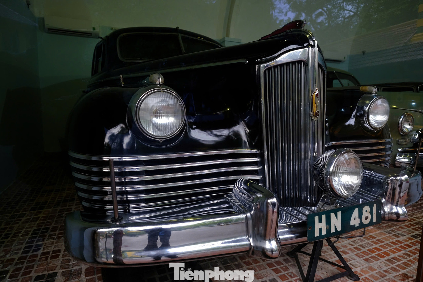 Ô tô Zit (ZIS), biển đăng ký HN 481 do Đảng Cộng sản Liên Xô tặng Chủ tịch Hồ Chí Minh năm 1954. Trong thời gian Chủ tịch Hồ Chí Minh sống và làm việc tại Khu Phủ Chủ tịch, chiếc xe được dùng vào những dịp đặc biệt như đón tiếp đoàn khách quốc tế, các nguyên thủ quốc gia. Ô tô Zit (ZIS), biển đăng ký HN 481 do Đảng Cộng sản Liên Xô tặng Chủ tịch Hồ Chí Minh năm 1954. Trong thời gian Chủ tịch Hồ Chí Minh sống và làm việc tại Khu Phủ Chủ tịch, chiếc xe được dùng vào những dịp đặc biệt như đón tiếp đoàn khách quốc tế, các nguyên thủ quốc gia.