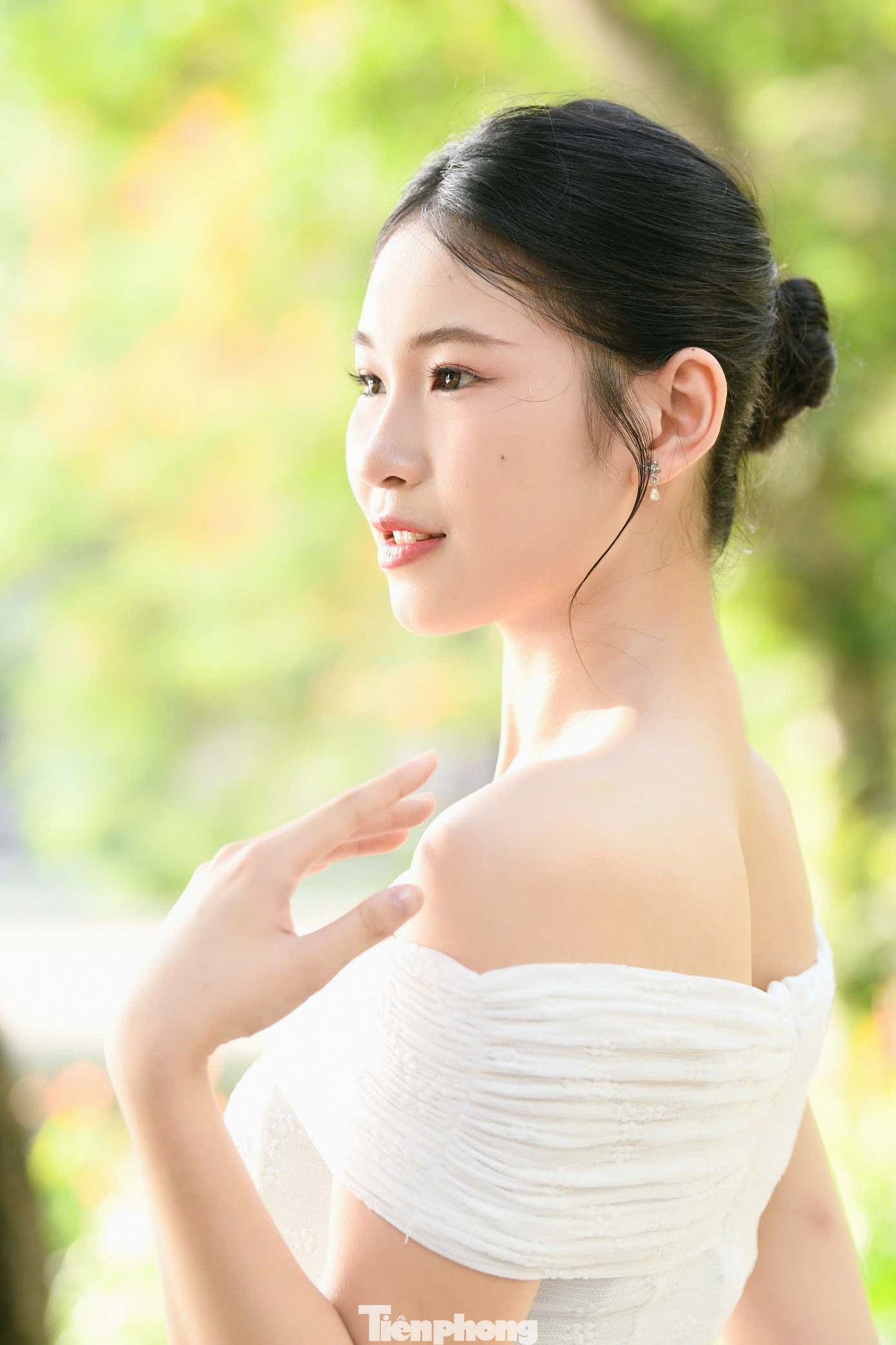 Bố mất sớm, mẹ từ lâu không còn liên lạc, Hiền Nhi được ông bà chăm sóc, bao bọc. "Nhiều lúc tôi tủi thân nhưng cố nén cảm xúc vào bên trong. Tôi biết ơn ông bà, họ hàng đã quan tâm, bảo ban, đồng hành trong quá trình trưởng thành", Hiền Nhi kể.