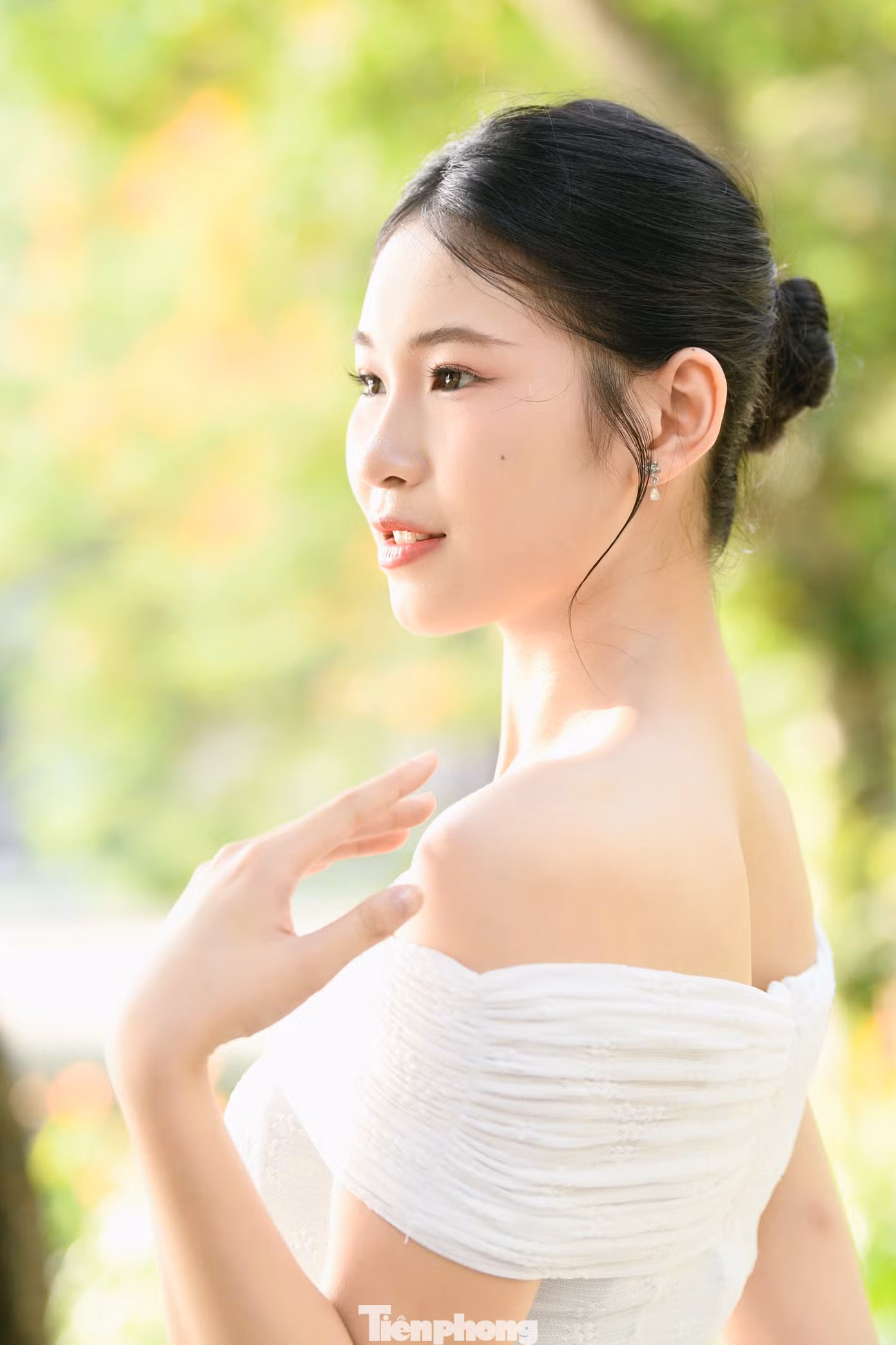 Bố mất sớm, mẹ từ lâu không còn liên lạc, Hiền Nhi được ông bà chăm sóc, bao bọc. "Nhiều lúc tôi tủi thân nhưng cố nén cảm xúc vào bên trong. Tôi biết ơn ông bà, họ hàng đã quan tâm, bảo ban, đồng hành trong quá trình trưởng thành", Hiền Nhi kể.