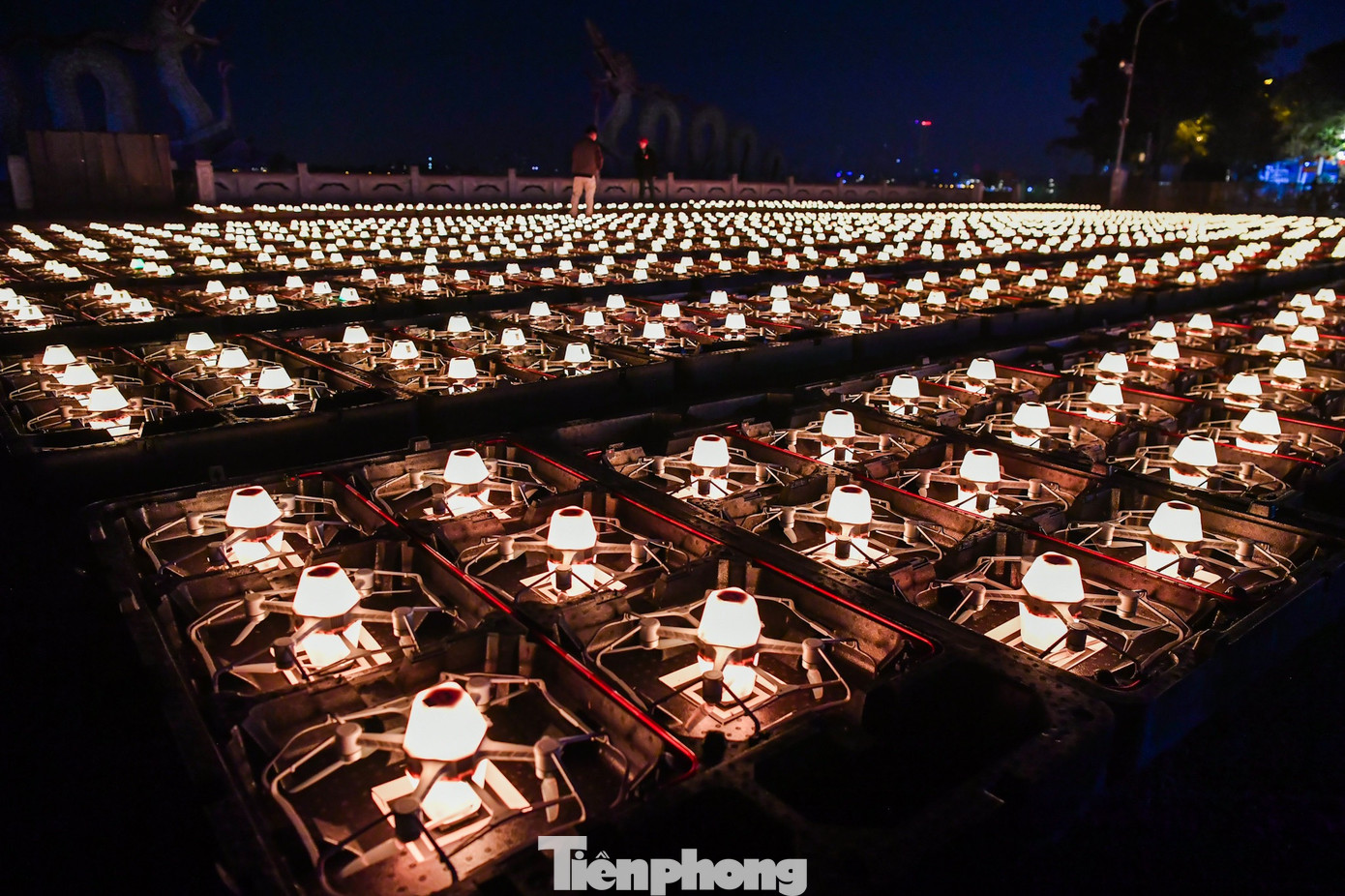 Cận cảnh trận địa drone tại Hồ Tây. Theo ban tổ chức, đây là lần đầu công nghệ drone ánh sáng được sử dụng trên quy mô lớn với màn trình diễn của drone rồng thế hệ mới. Mỗi drone được lập trình công phu, tạo nên những hình ảnh gắn liền với Thủ đô.