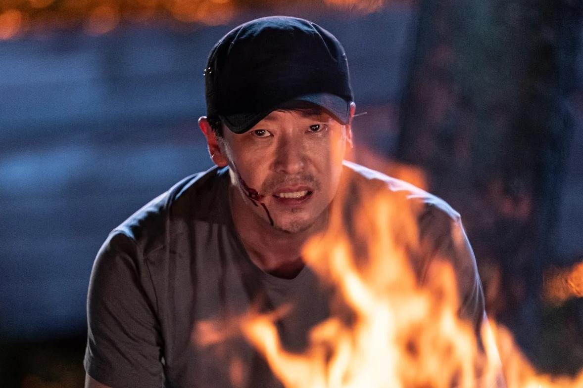 "Trùm phản diện" Joo Dan Tae bị bắn và cho nổ cả tòa nhà. "Trùm phản diện" Joo Dan Tae bị bắn và cho nổ cả tòa nhà.