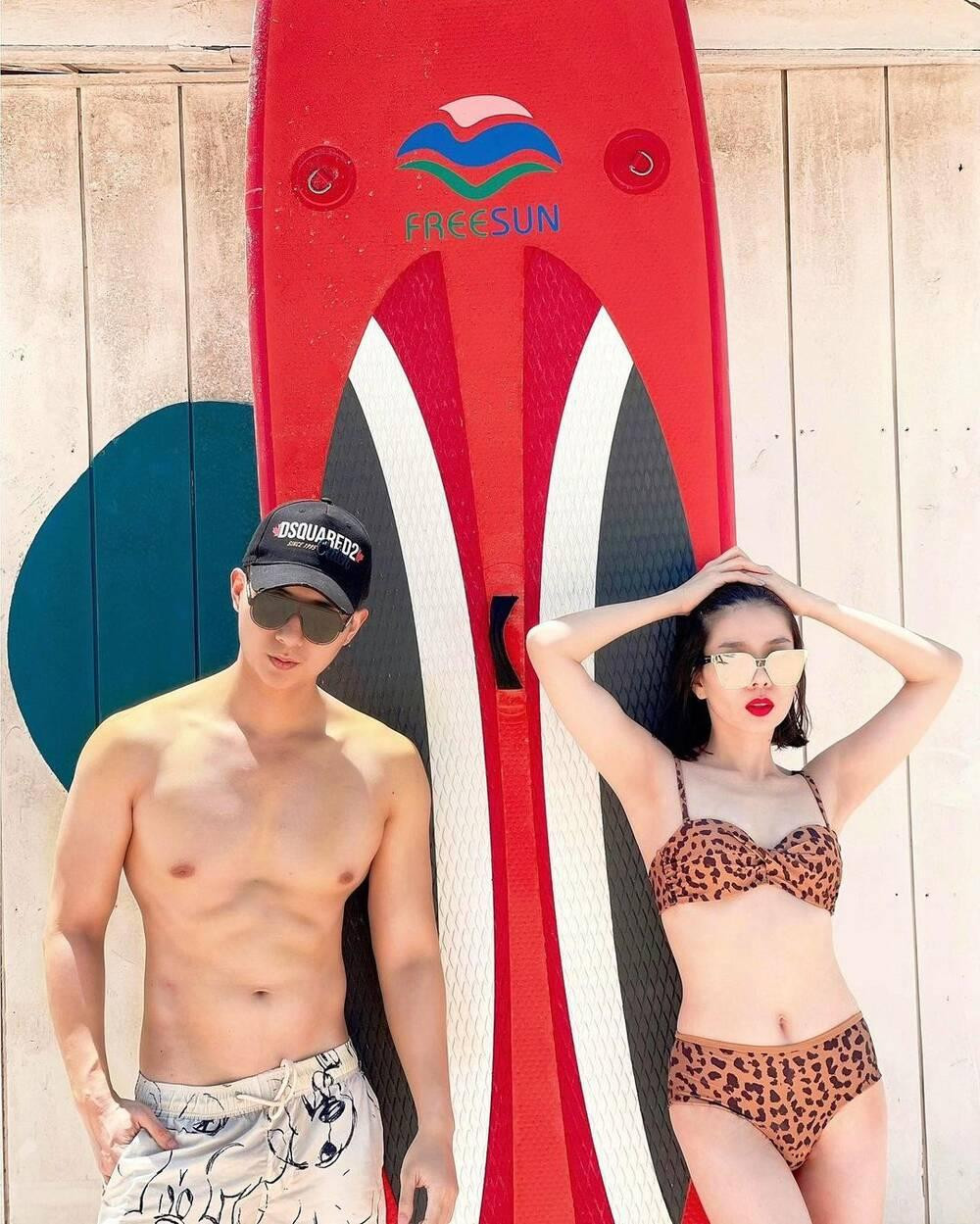 Ở tuổi 40, giọng ca &quot;Giấc mơ có thật&quot; vẫn chăm chỉ diện bikini nóng bỏng, sánh đôi bên bạn trai tin đồn kém 12 tuổi. Thân hình &quot;6 múi&quot; của Lâm Bảo Châu cũng nhanh chóng thu hút sự chú ý của cư dân mạng.