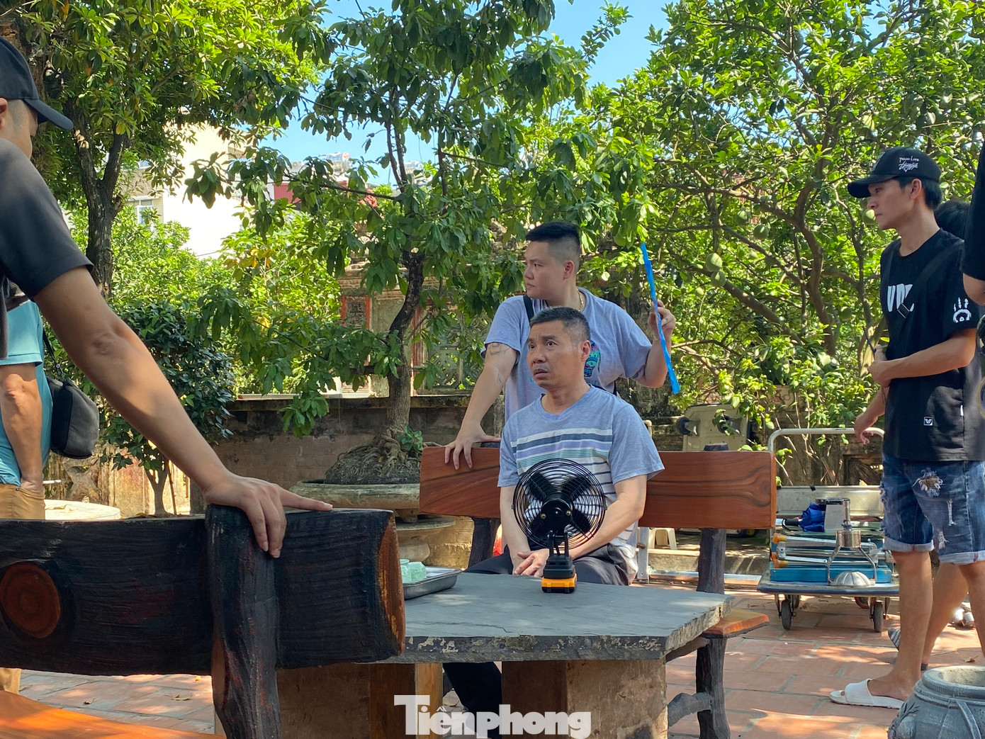 Bối cảnh quay chủ yếu của Gia đình mình vui bất thình lình nằm ở quận Nam Từ Liêm, Hà Nội. NSND Công Lý rời nhà từ 9h để tới bối cảnh. Bà xã Ngọc Hà không đi cùng tới đoàn phim nhưng chị cho biết yên tâm vì NSND Công Lý được đồng nghiệp quan tâm chu đáo. Bối cảnh quay chủ yếu của Gia đình mình vui bất thình lình nằm ở quận Nam Từ Liêm, Hà Nội. NSND Công Lý rời nhà từ 9h để tới bối cảnh. Bà xã Ngọc Hà không đi cùng tới đoàn phim nhưng chị cho biết yên tâm vì NSND Công Lý được đồng nghiệp quan tâm chu đáo.