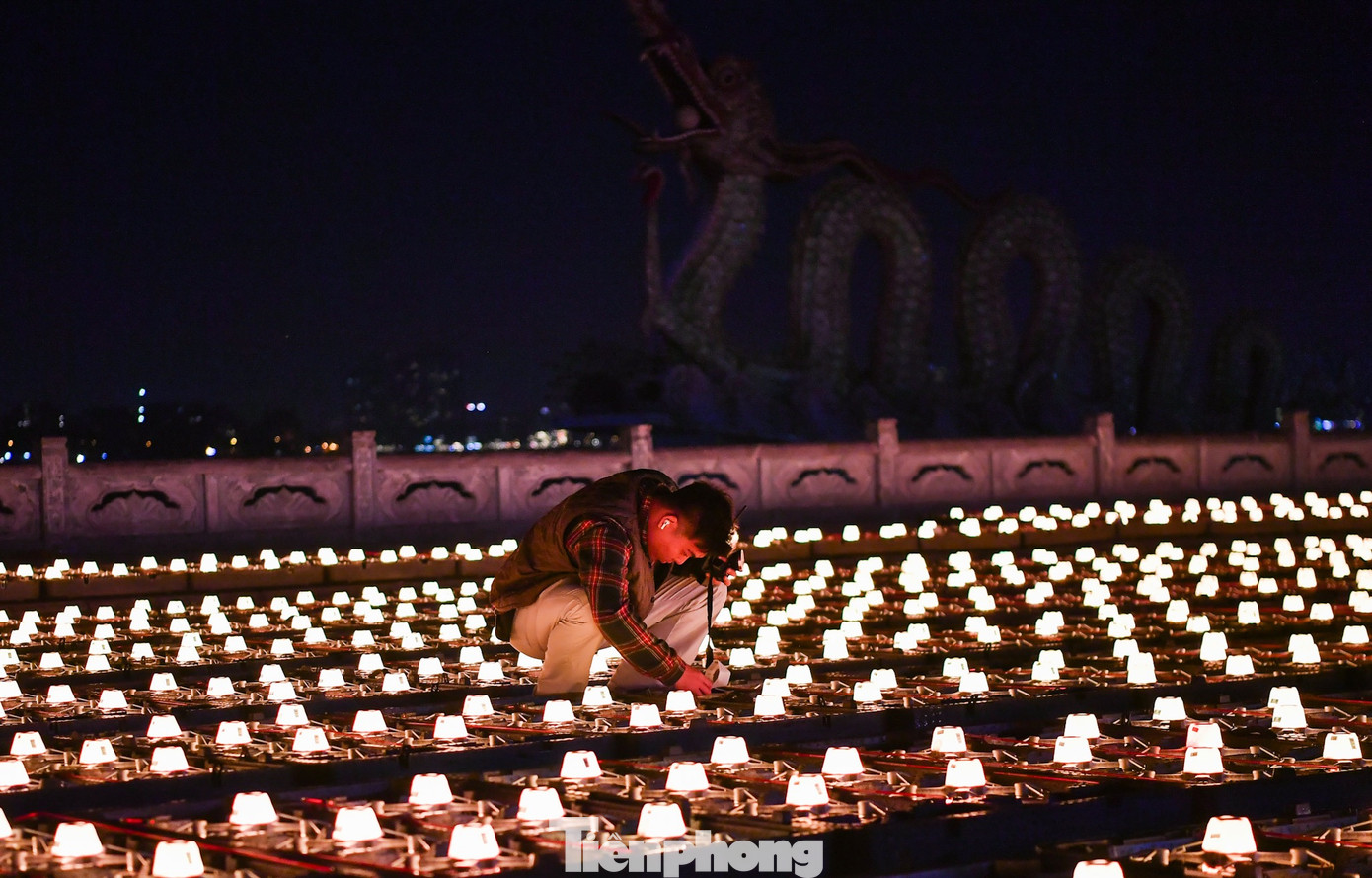 Điểm nhấn của chương trình là màn trình diễn ánh sáng từ 2.025 drone light (máy bay không người lái tạo hiệu ứng ánh sáng) kết hợp với nhạc giao hưởng.